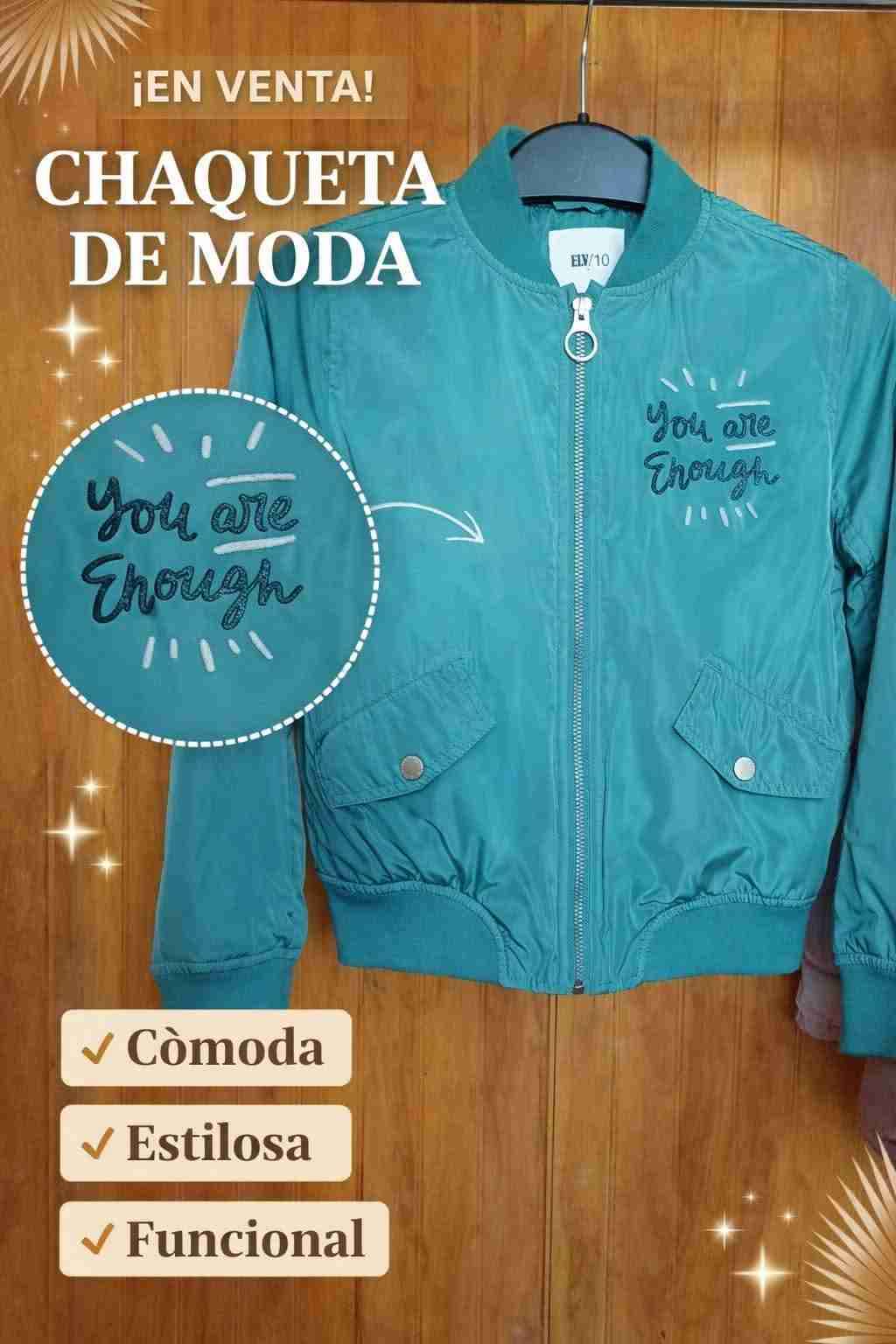 Chaqueta turquesa con mensaje