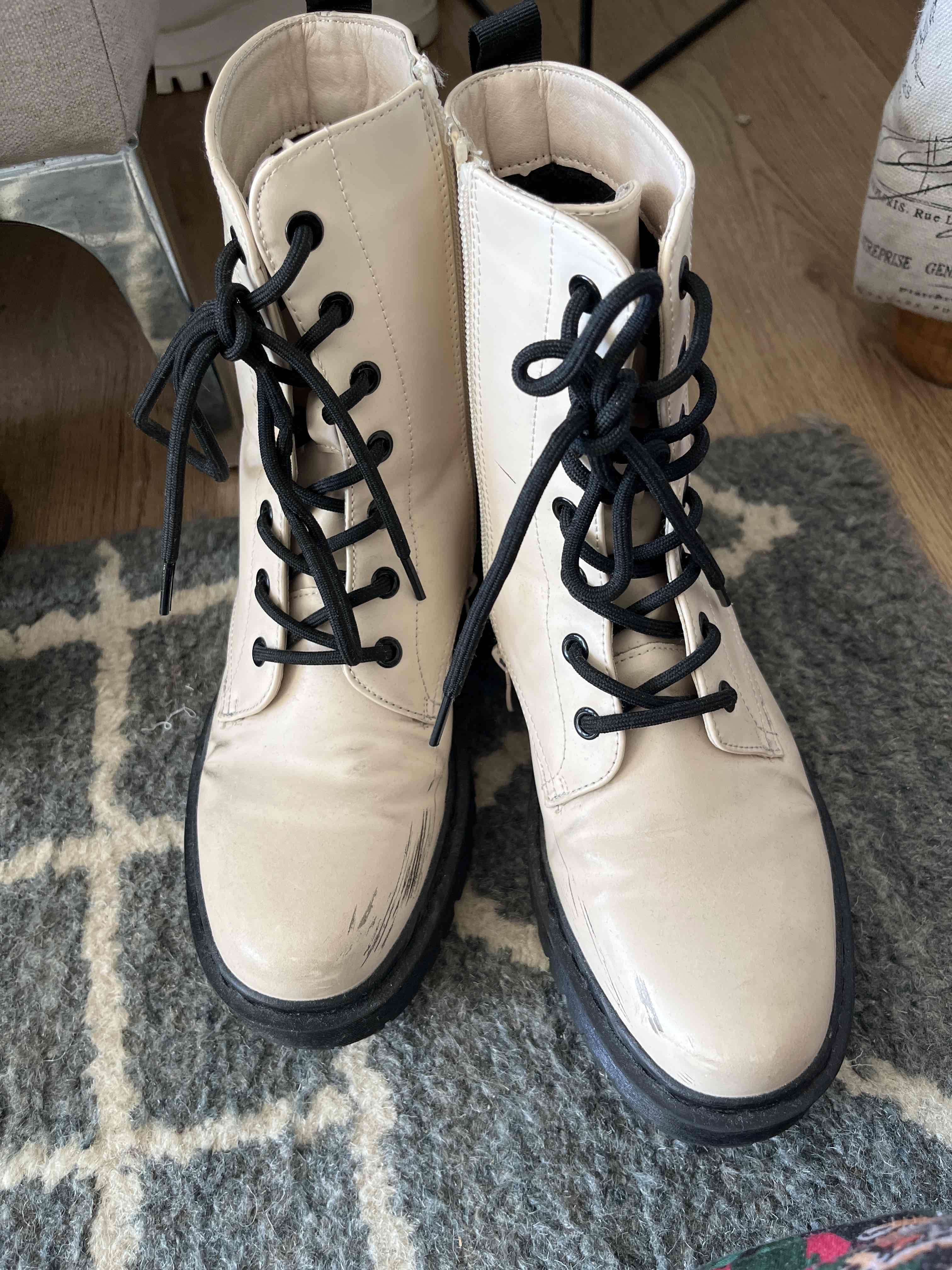 Botas color crudo con cordones negras - miniatura 1