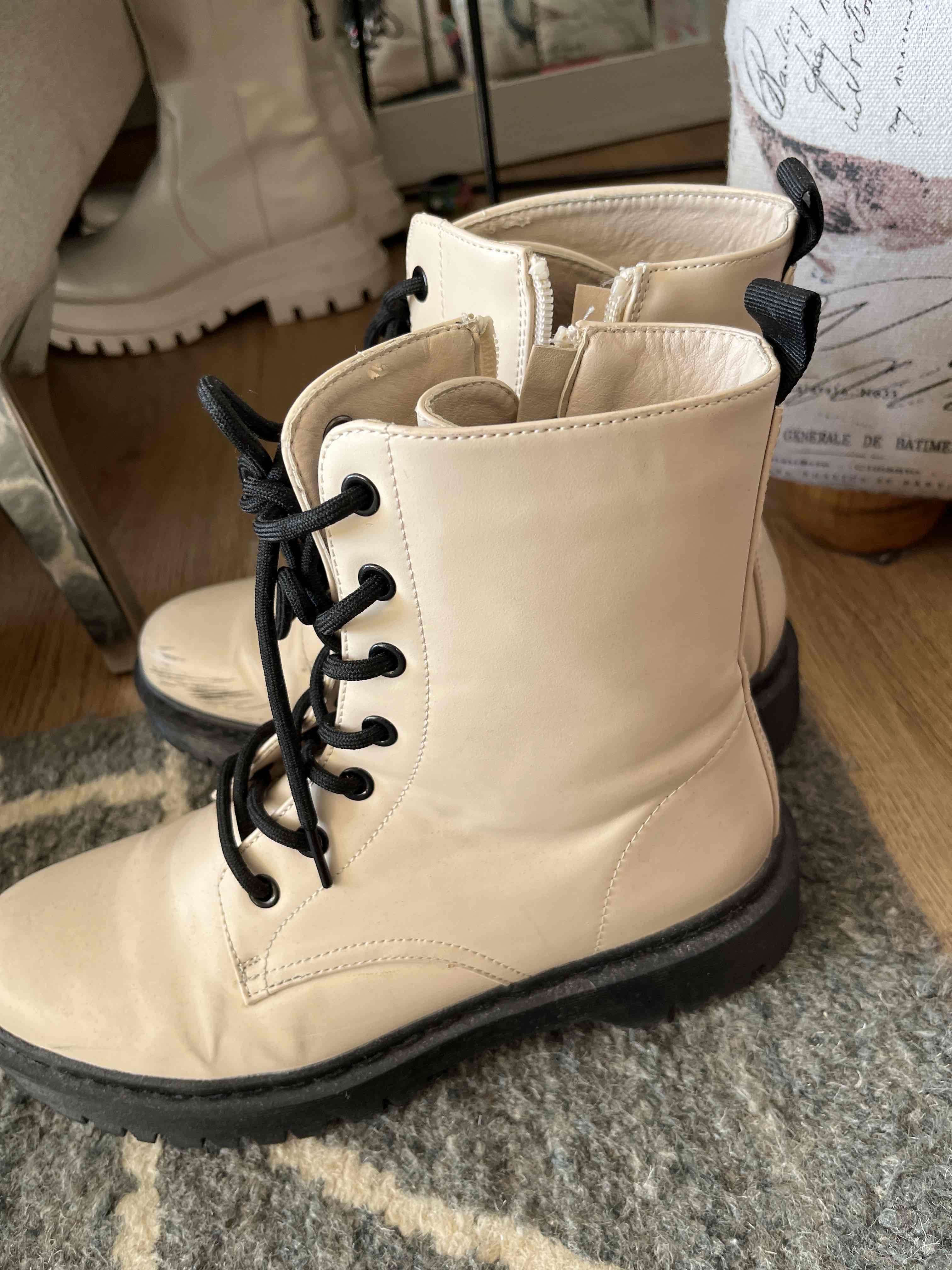 Botas color crudo con cordones negras - miniatura 2