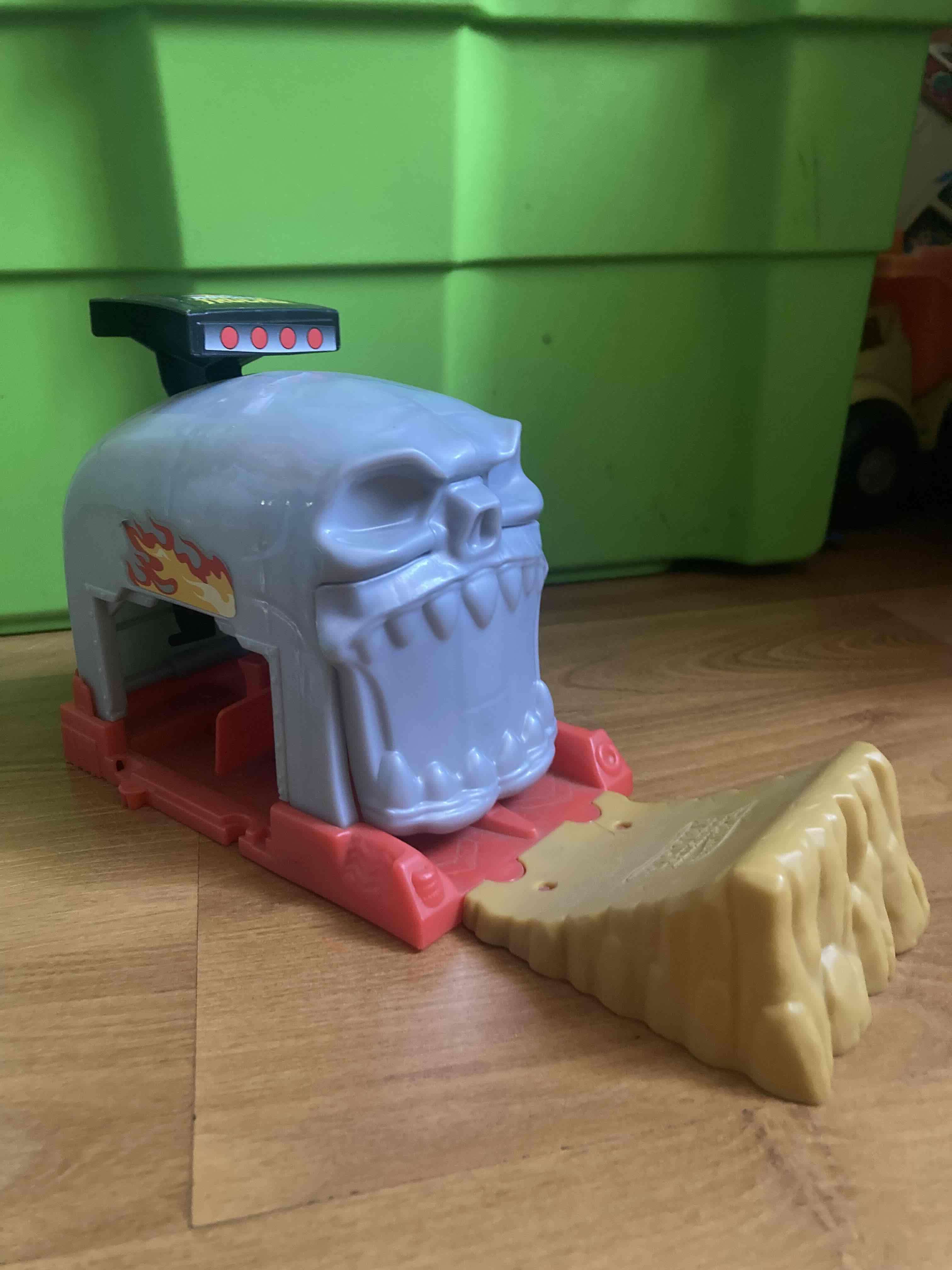 Lanzador  Hot Wheels con calavera - miniatura 1