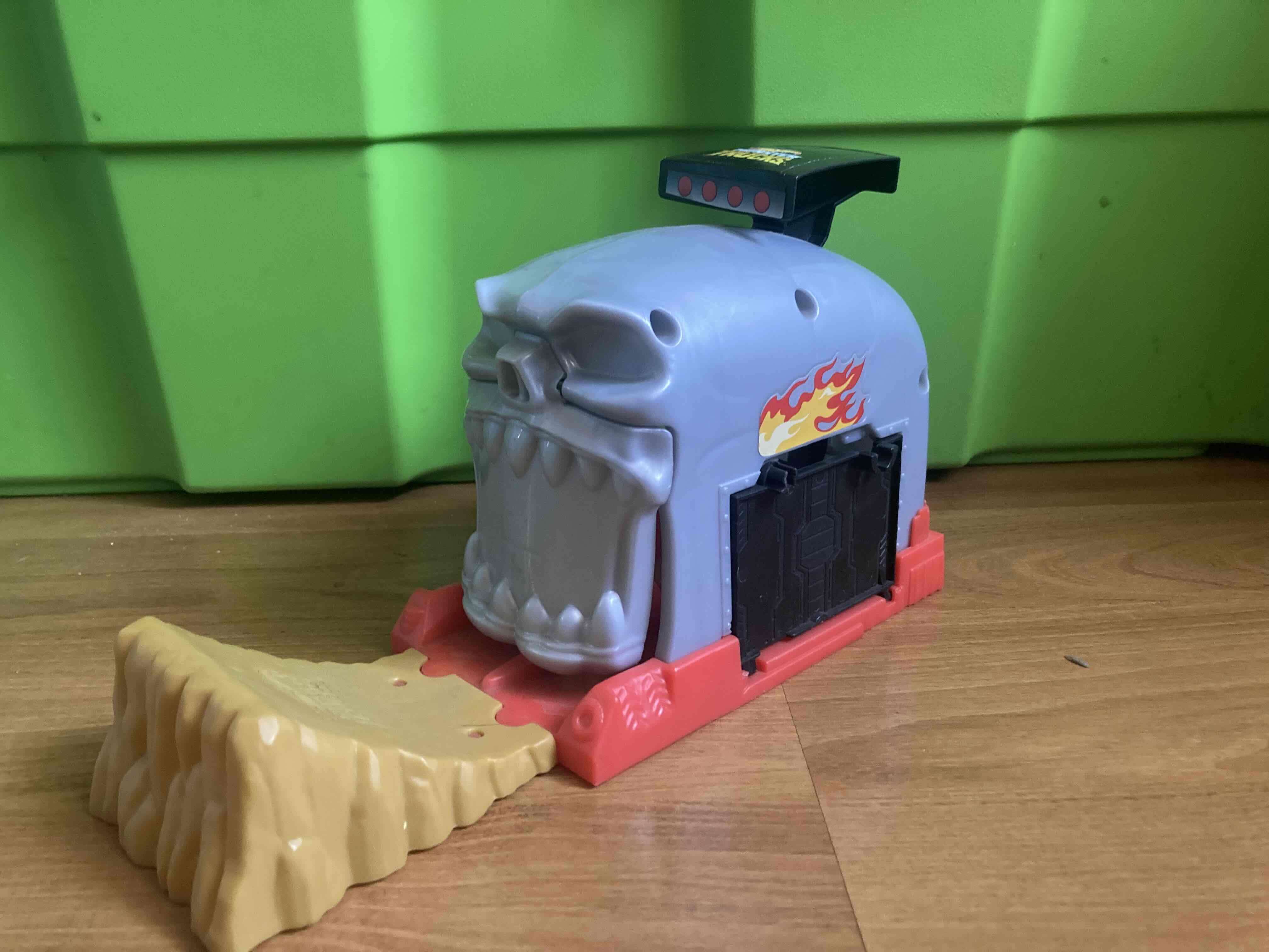 Lanzador  Hot Wheels con calavera - miniatura 2