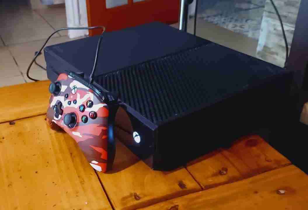 Consola de videojuegos con control - miniatura 1