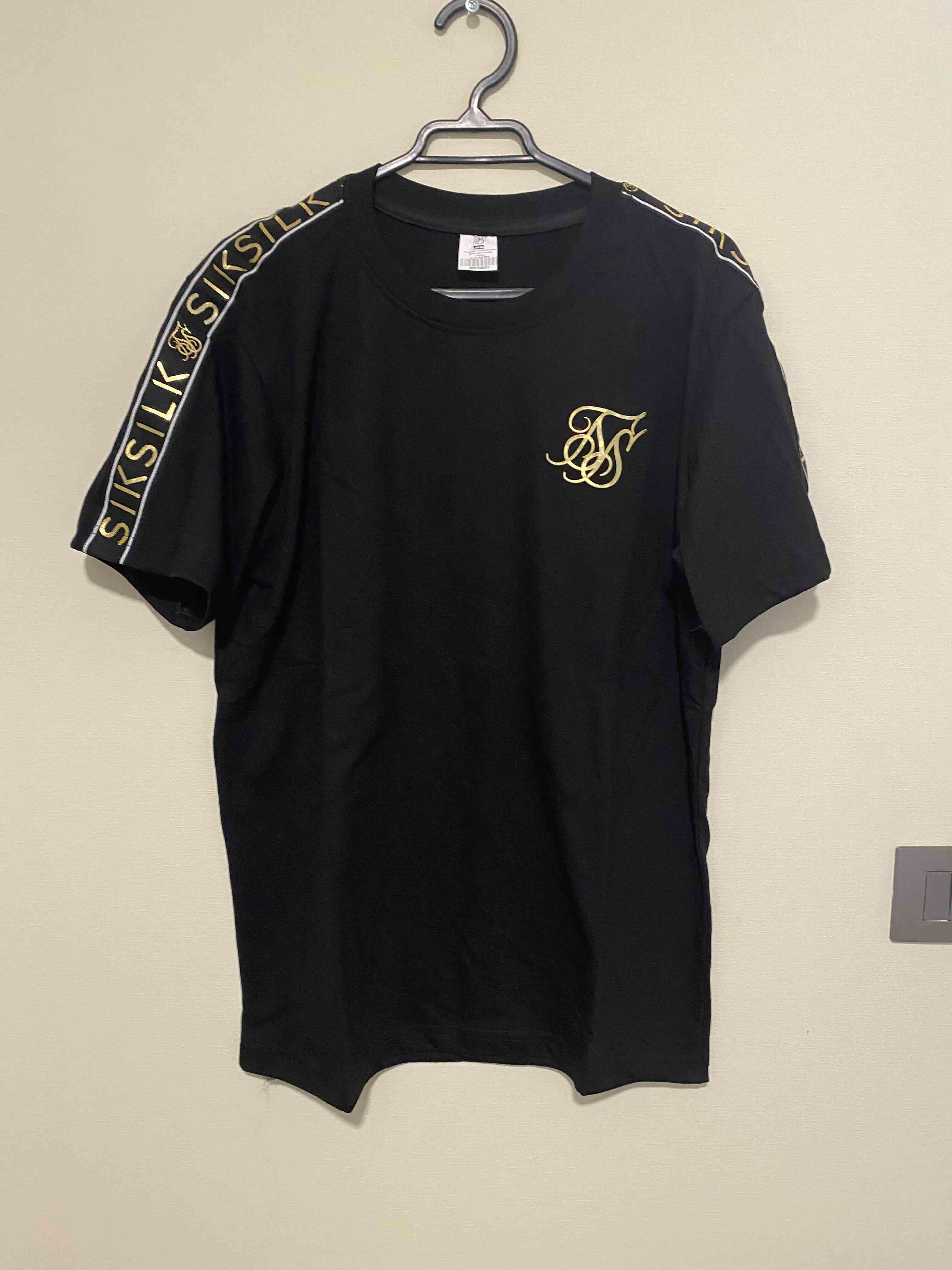 Polera negra SikSilk con detalles dorados - miniatura 1