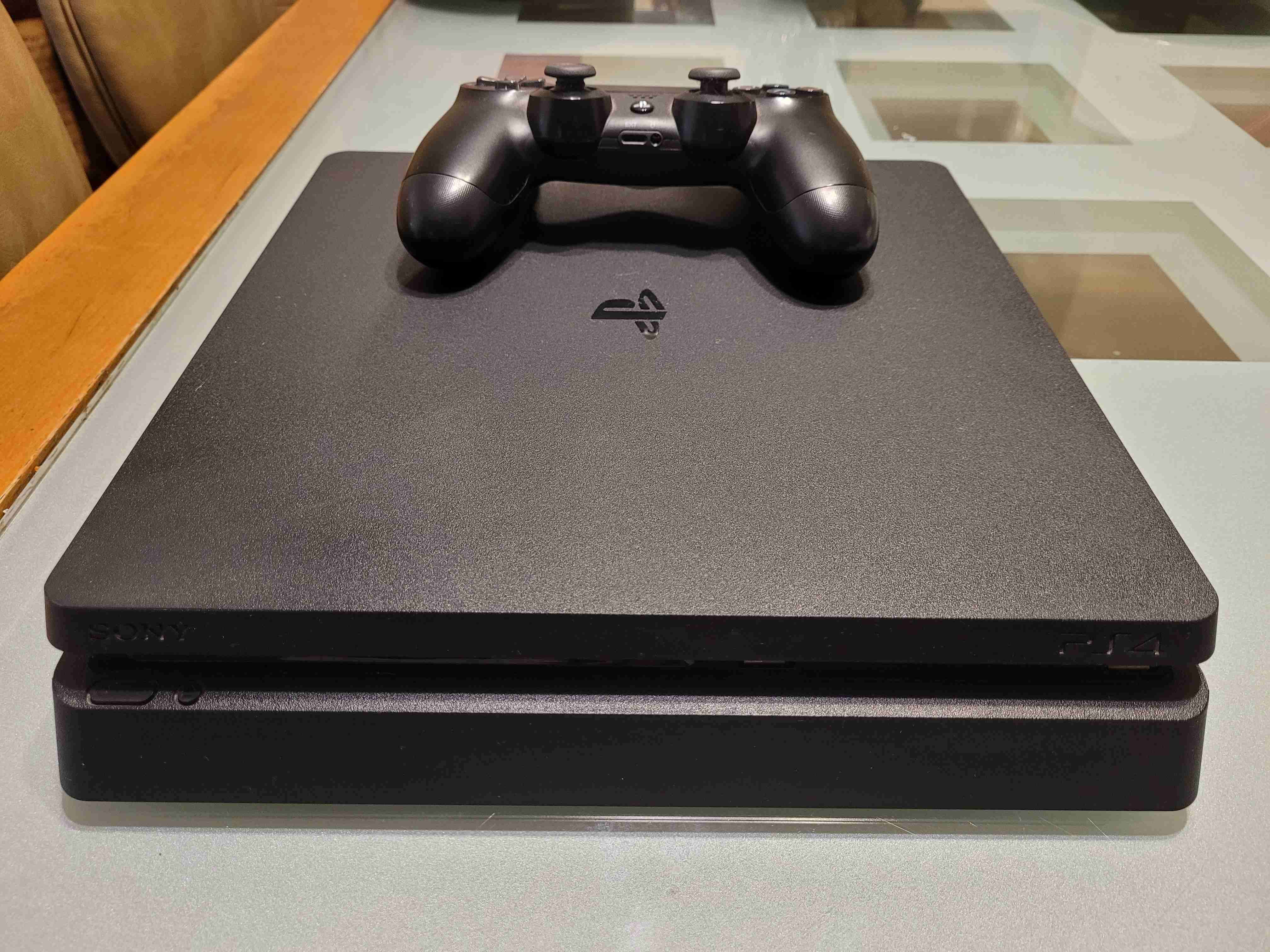 Ps4 slim 1 TB incluida con mando y 3 juegos - miniatura 2