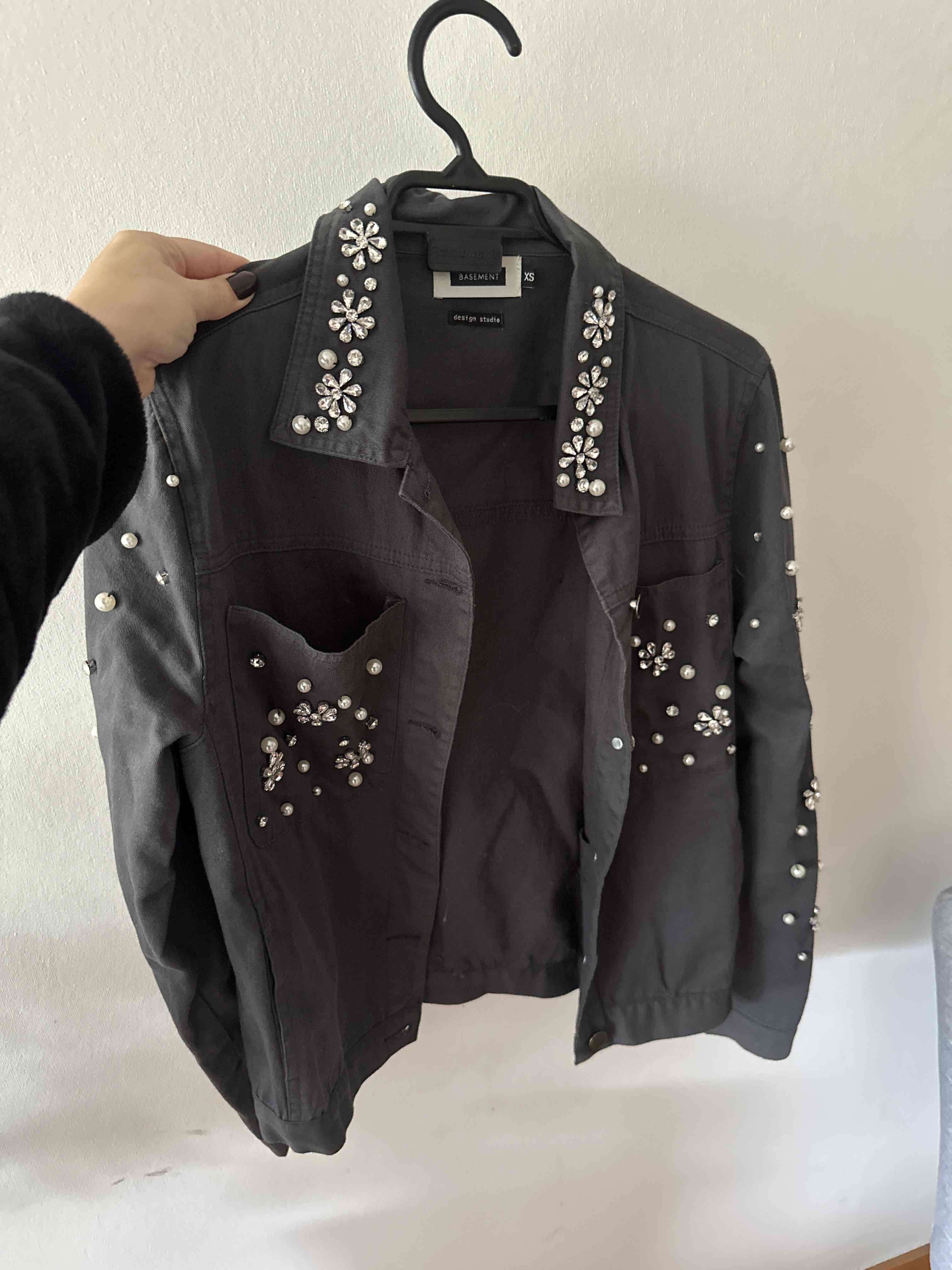 Chaqueta gris oscuro con tachas
