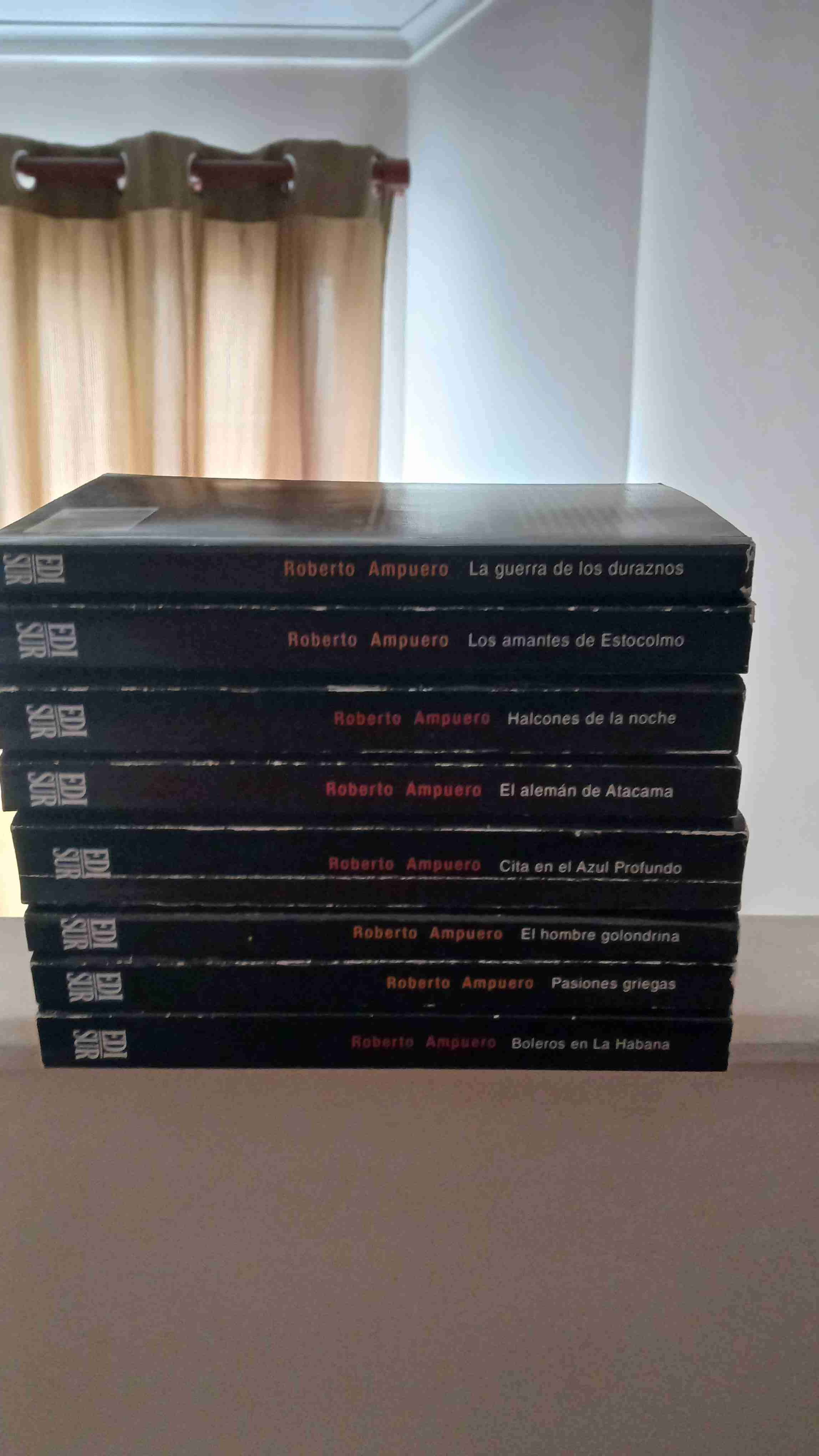 Colección de libros de Roberto Ampuero - miniatura 1