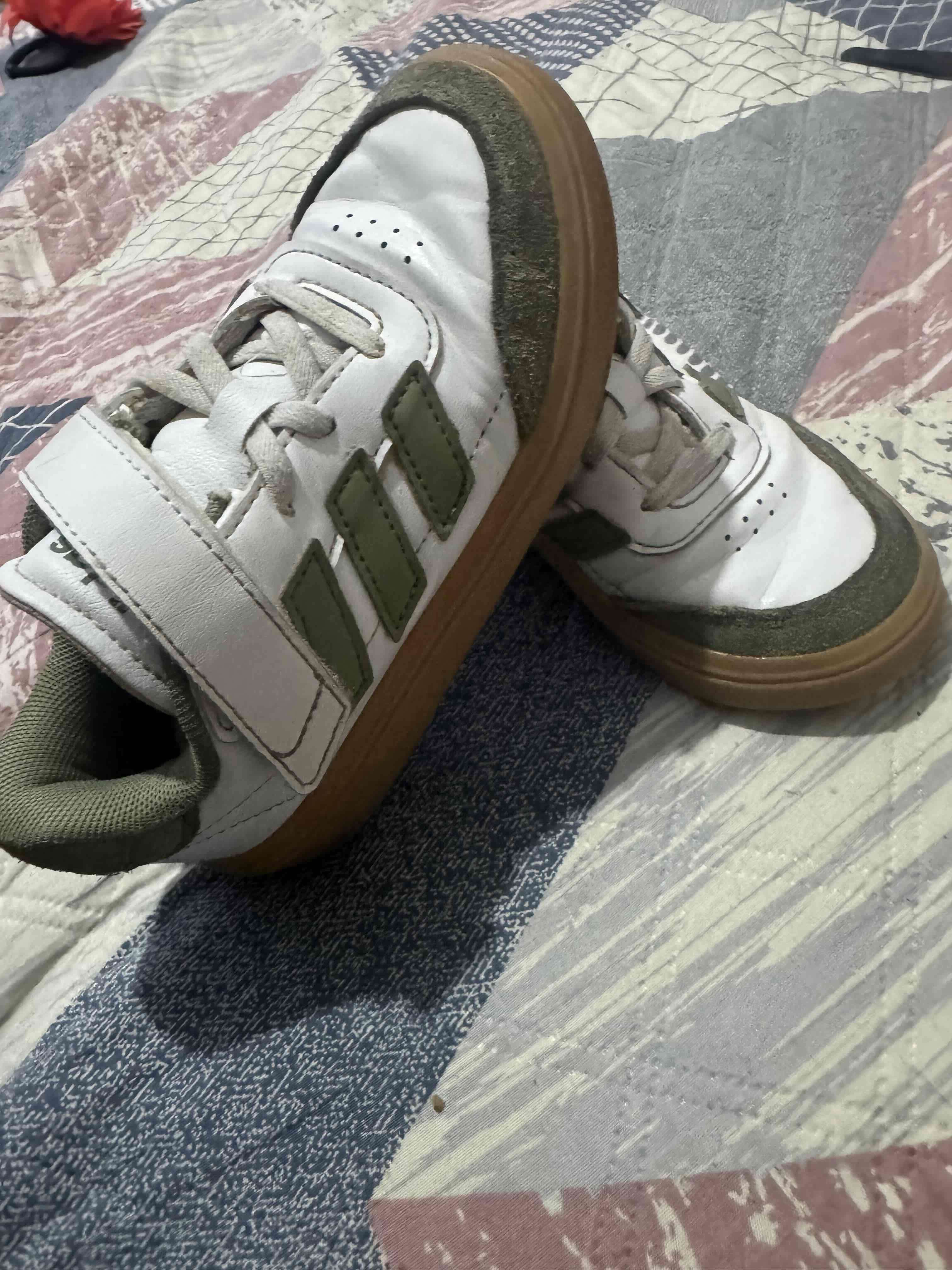 Zapatillas infantiles blancas y verdes - miniatura 2