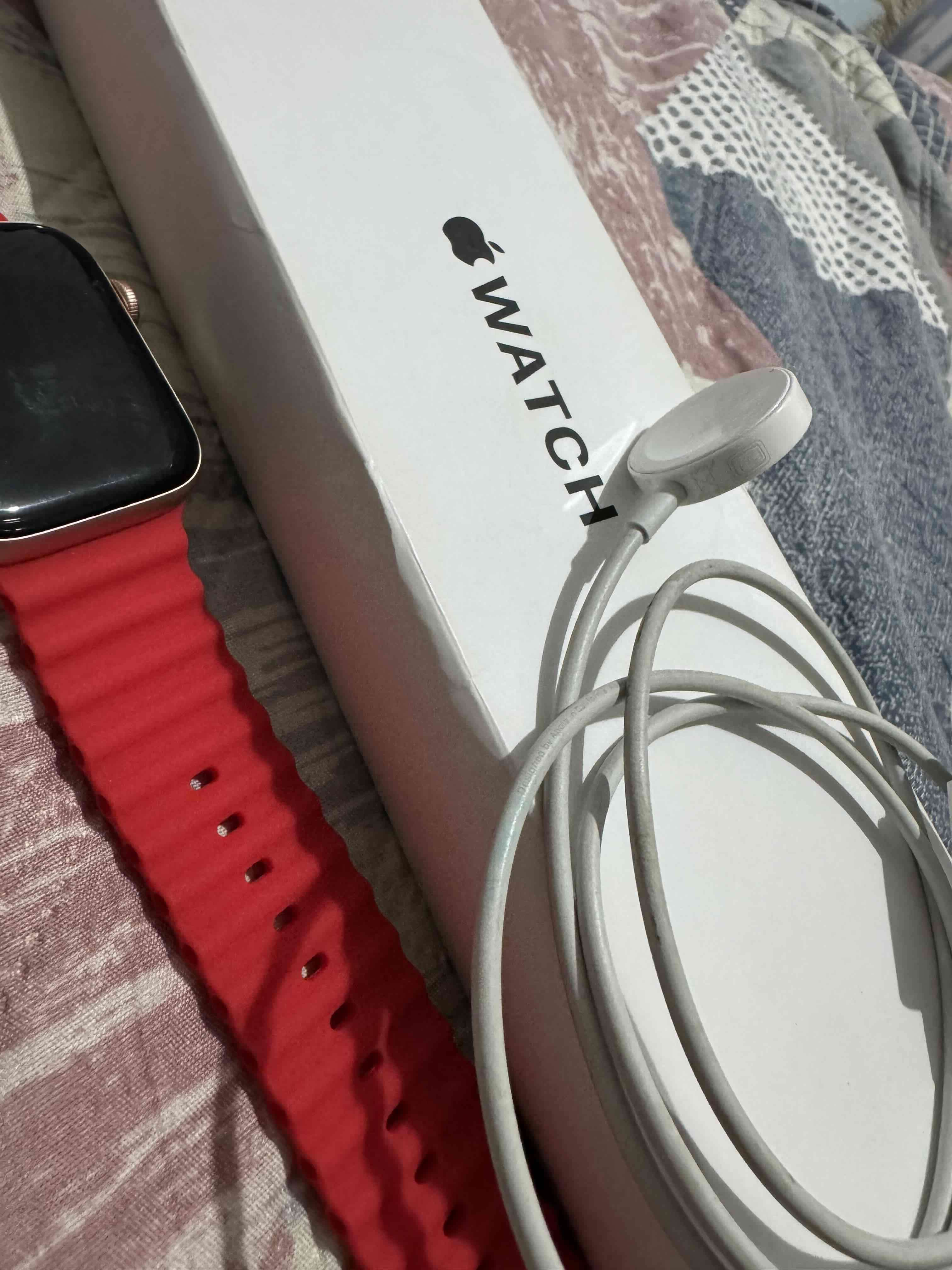 Apple Watch con correa roja - miniatura 1