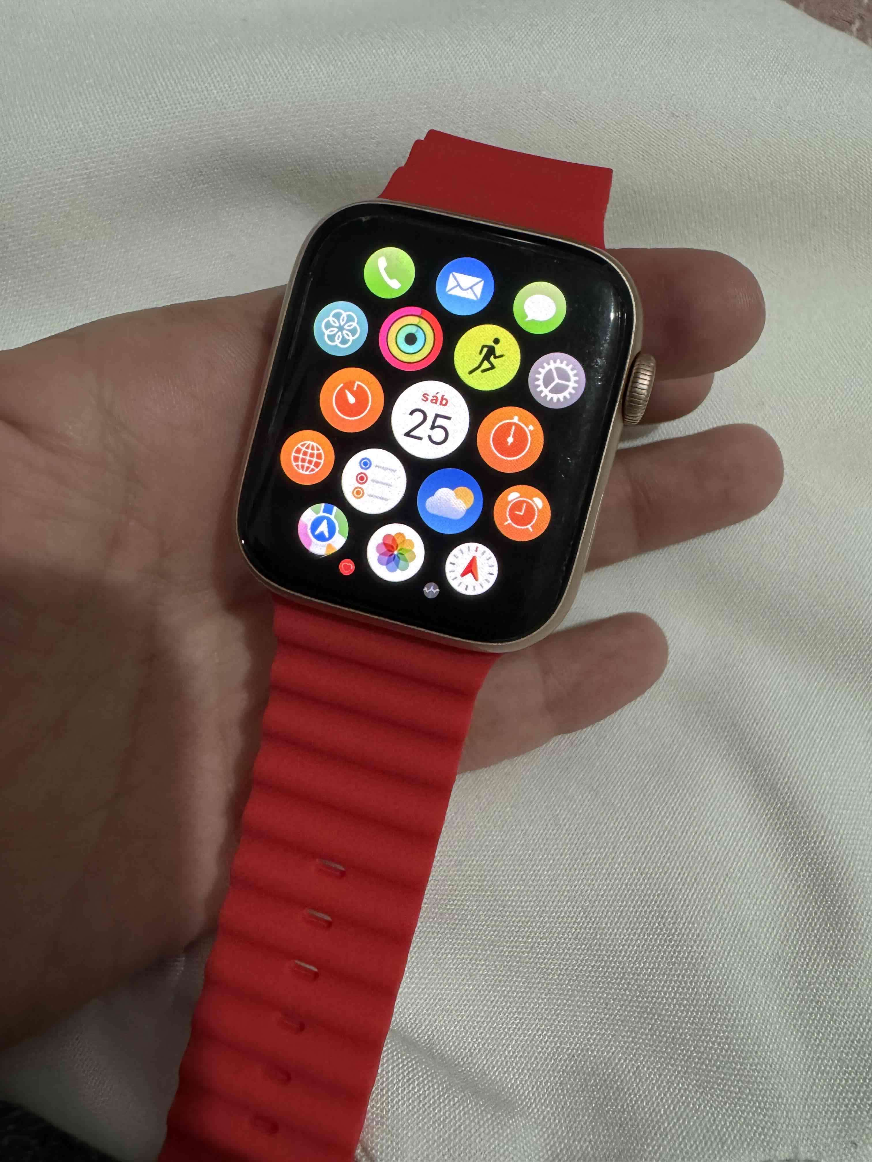 Apple Watch con correa roja - miniatura 3