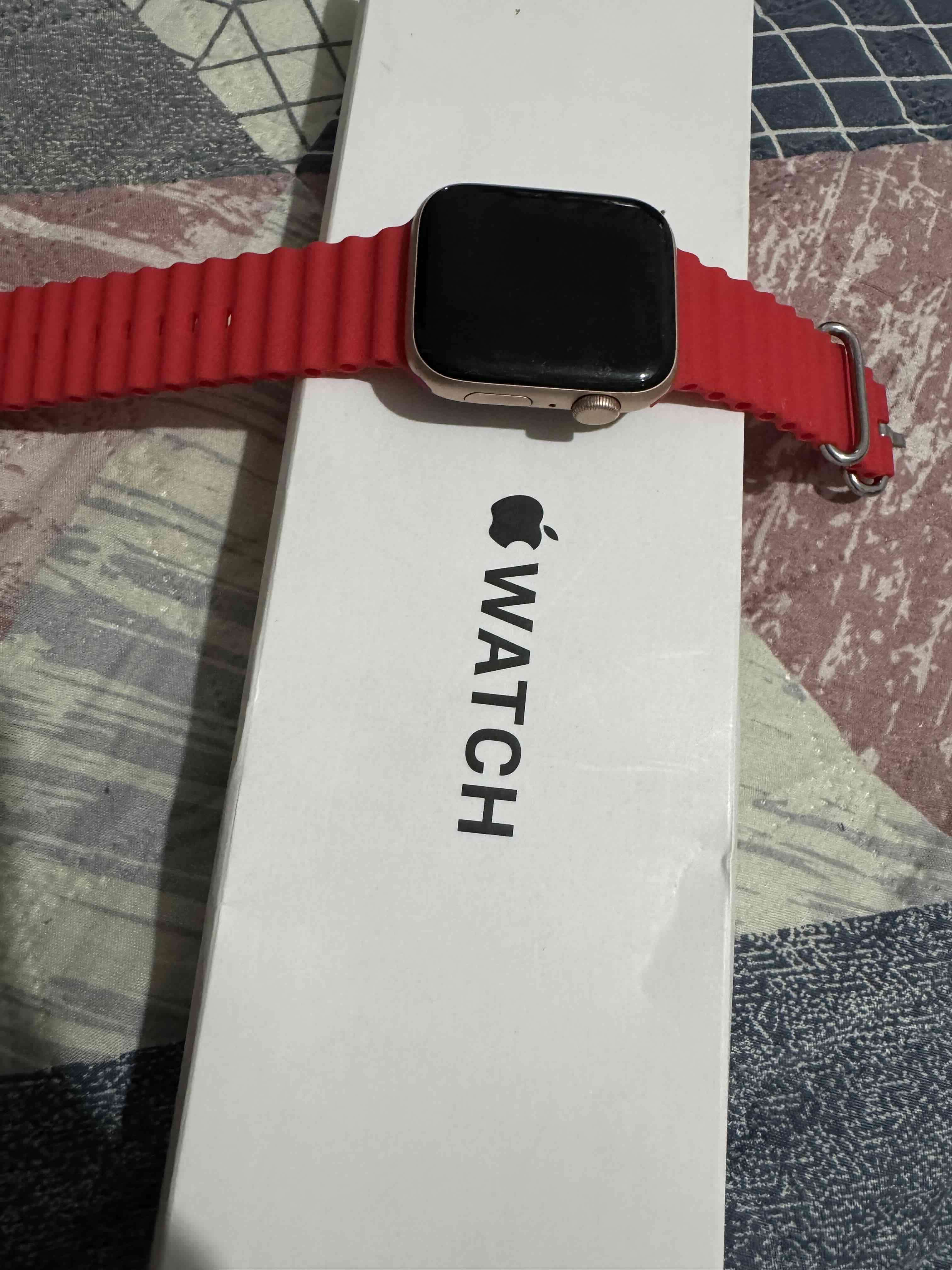 Apple Watch con correa roja - miniatura 5