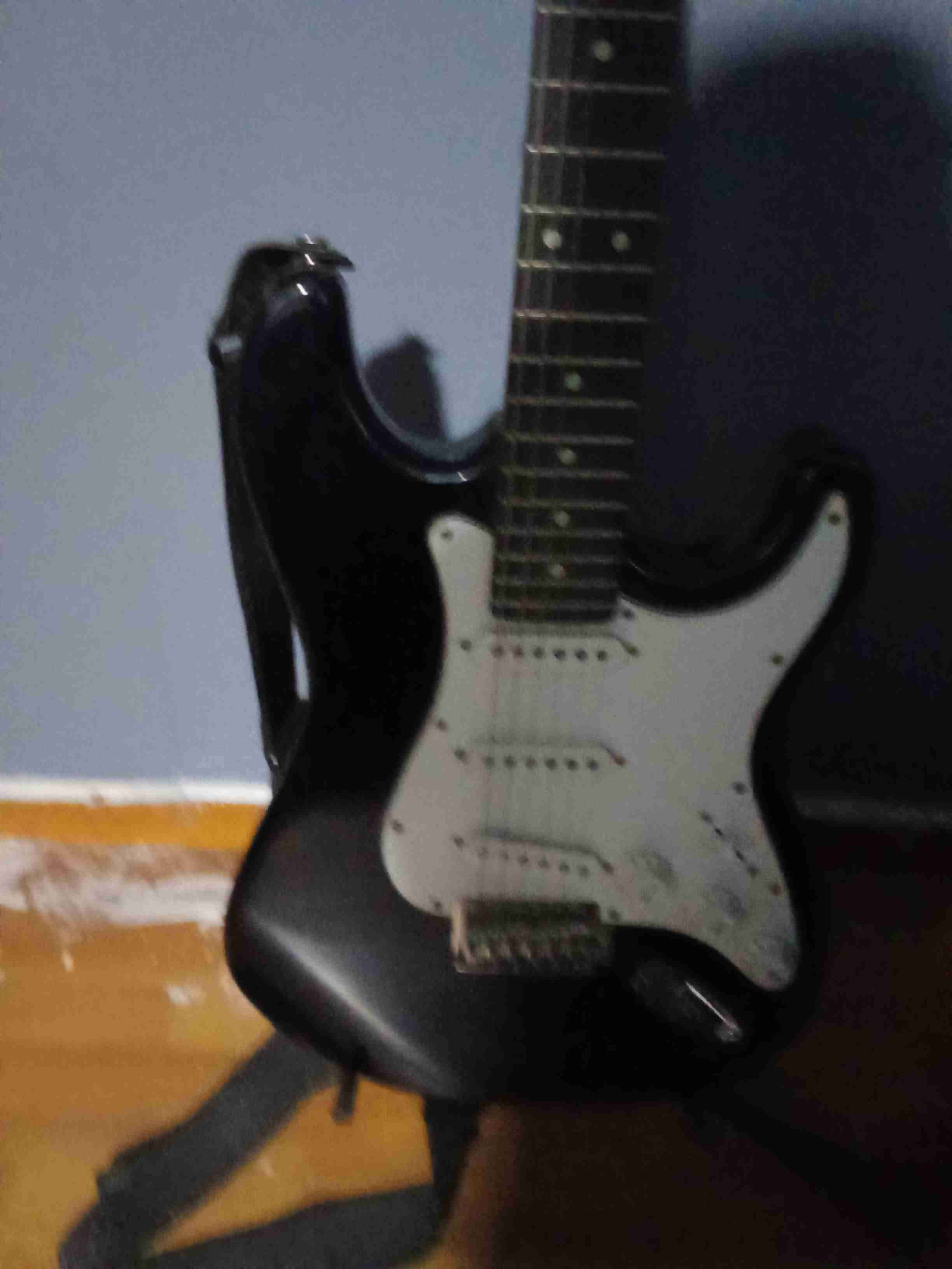 Guitarra eléctrica negra freeman - miniatura 1