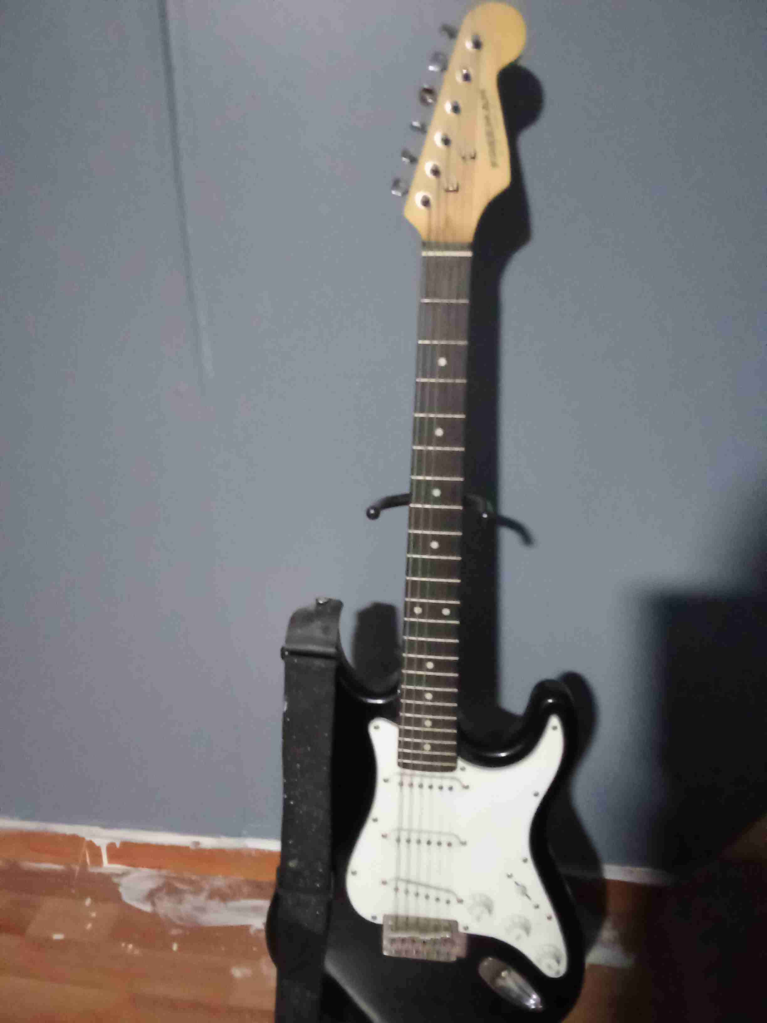 Guitarra eléctrica negra freeman - miniatura 2