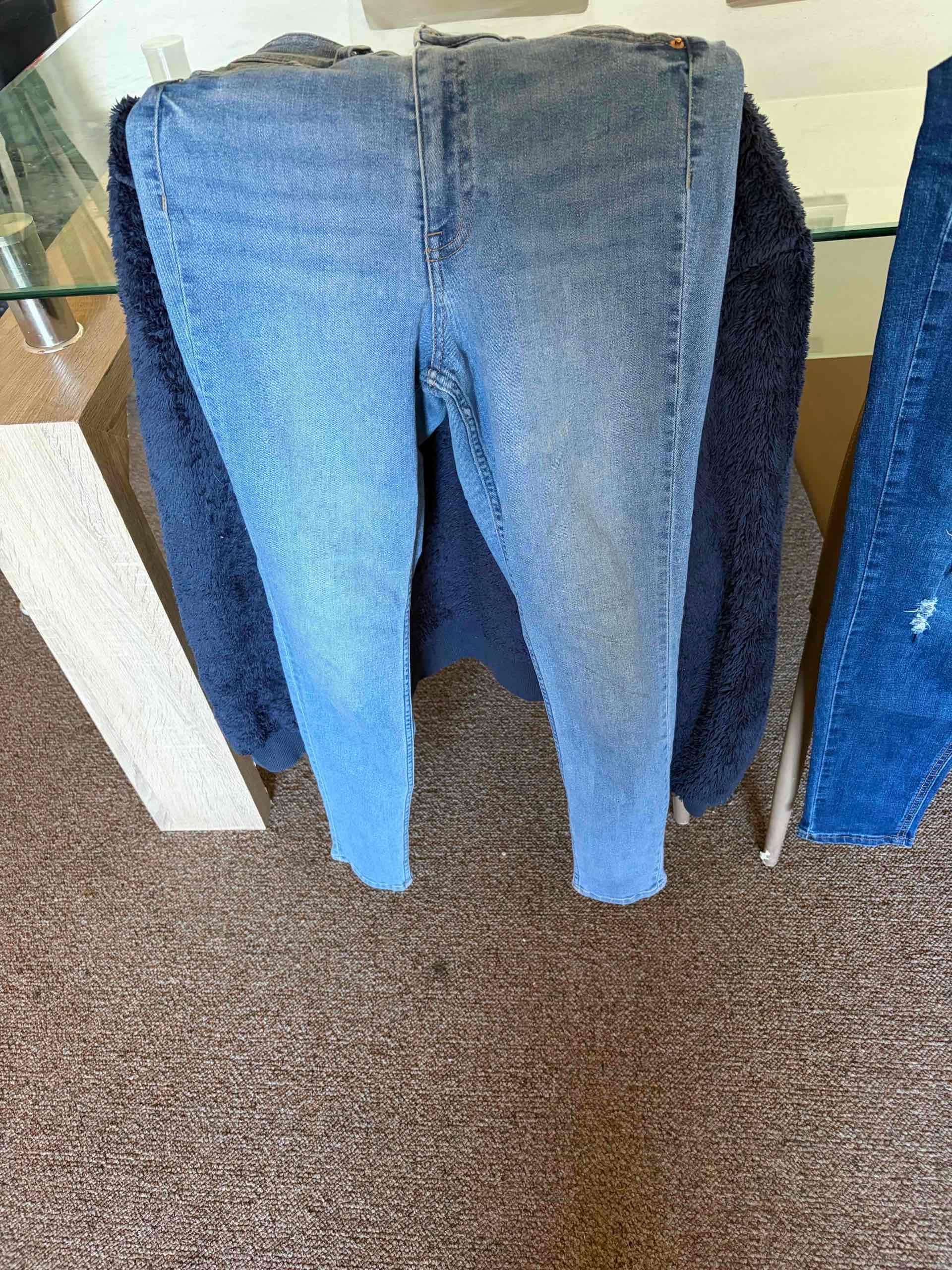 Jeans azul con roturas - miniatura 2