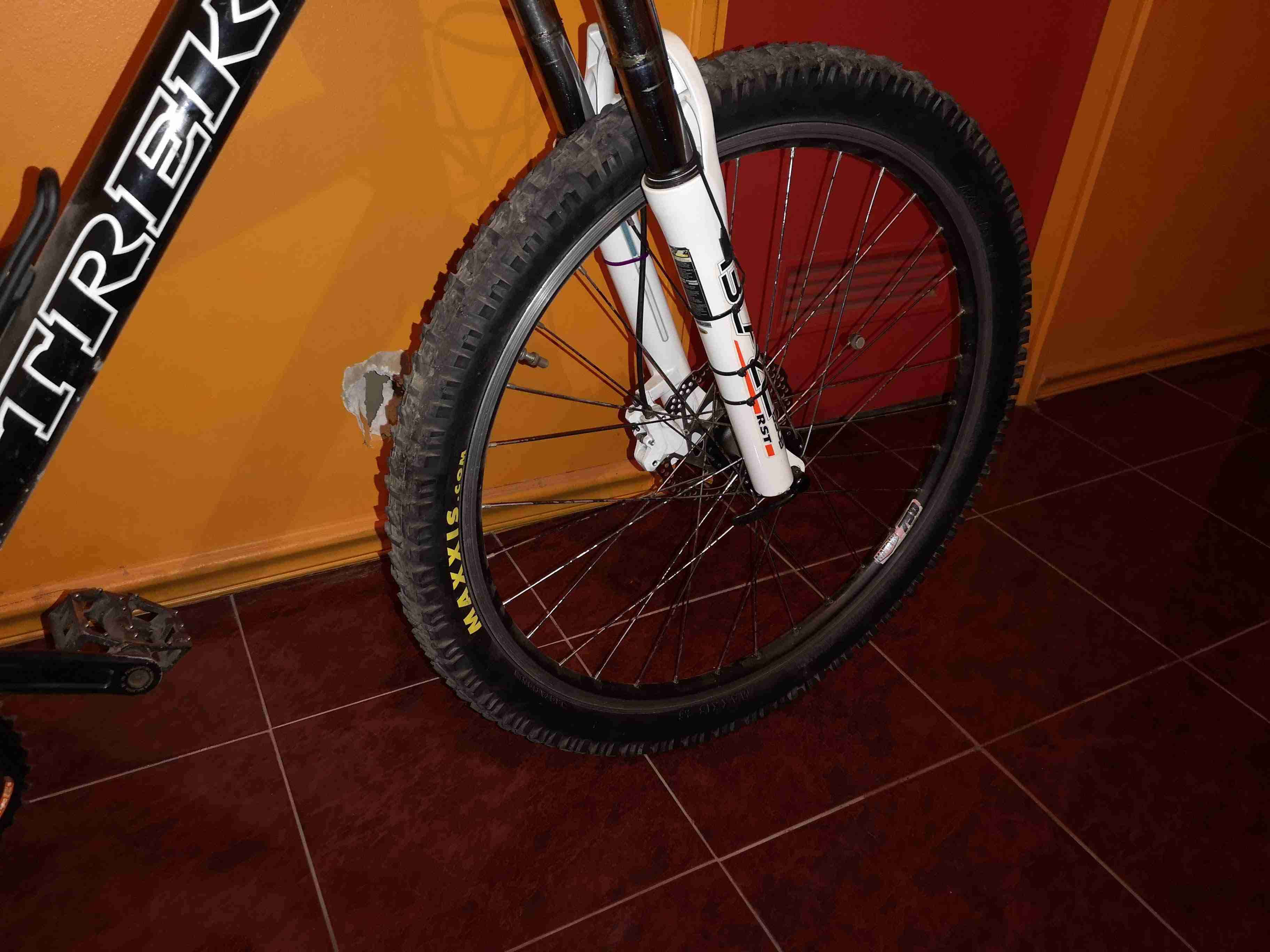 Bicicleta de montaña negra - miniatura 2