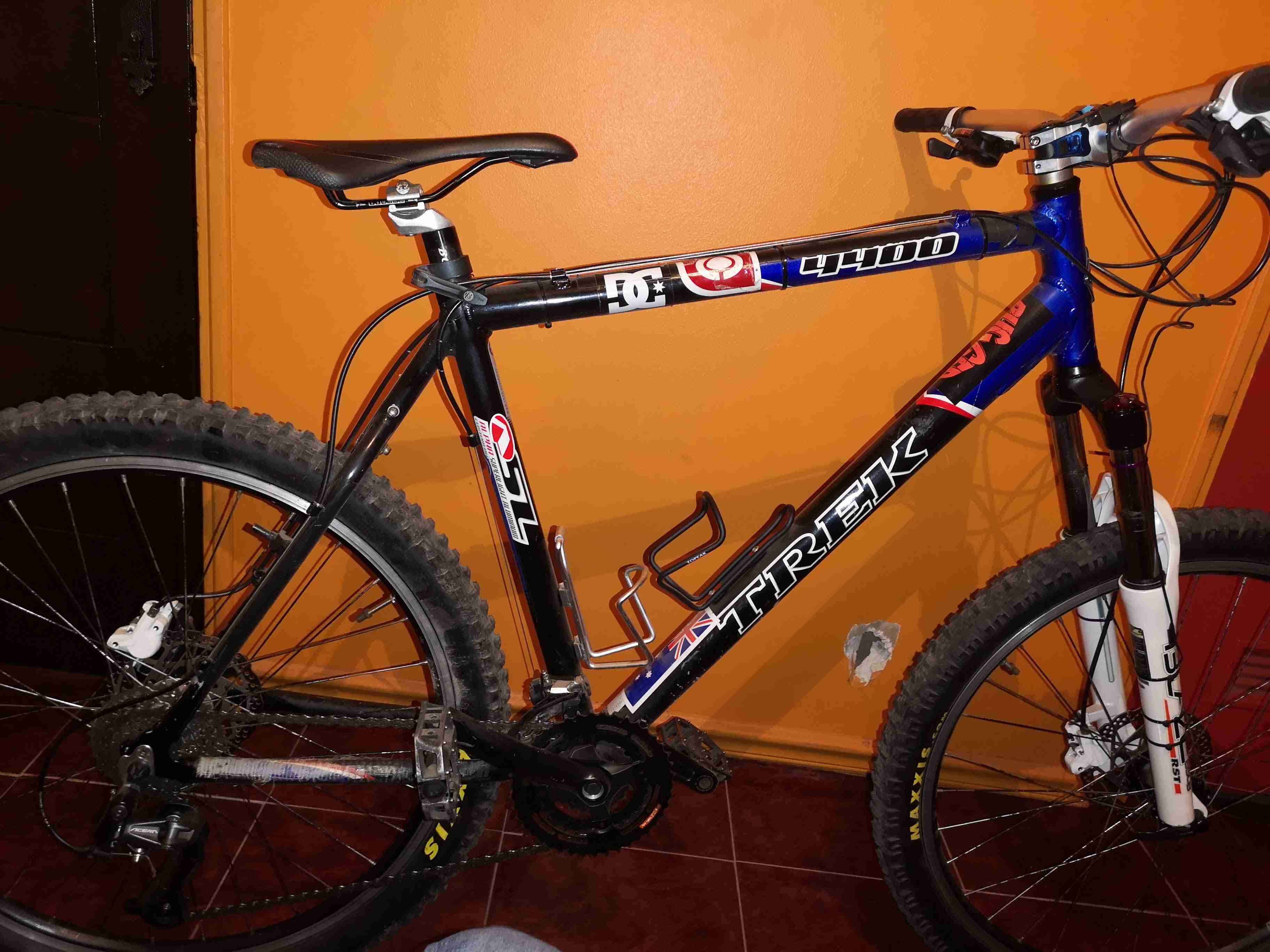 Bicicleta de montaña negra - miniatura 3