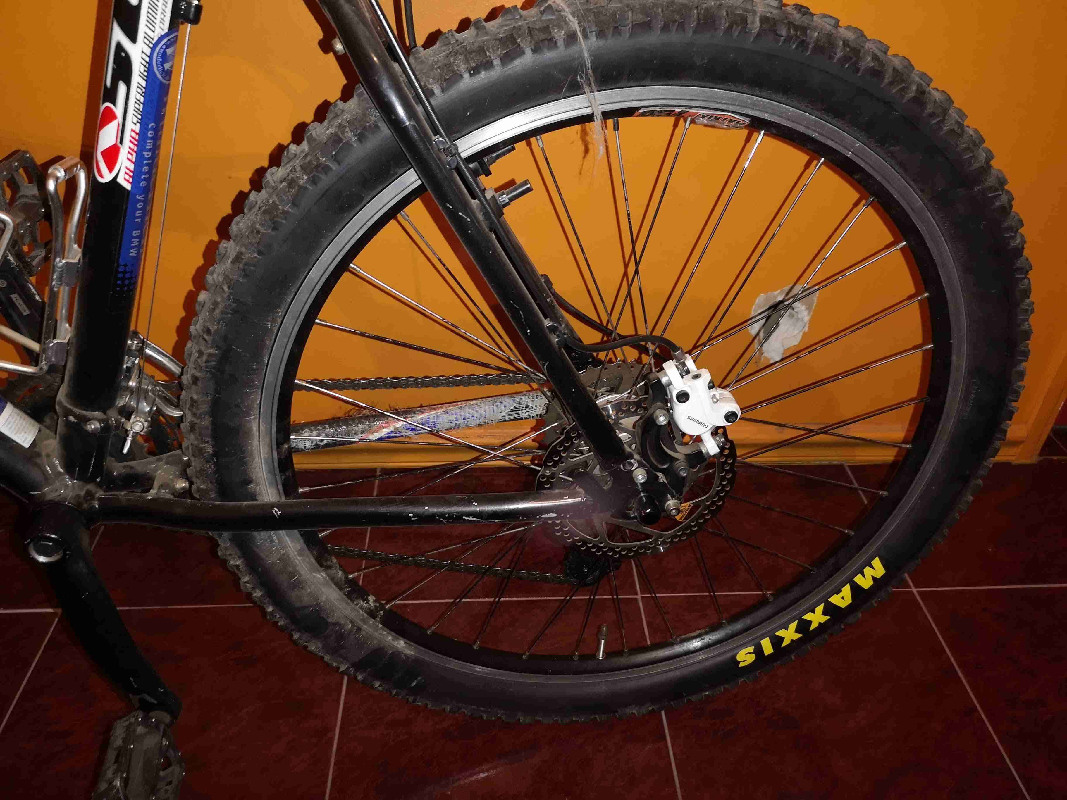 Bicicleta de montaña negra - miniatura 4