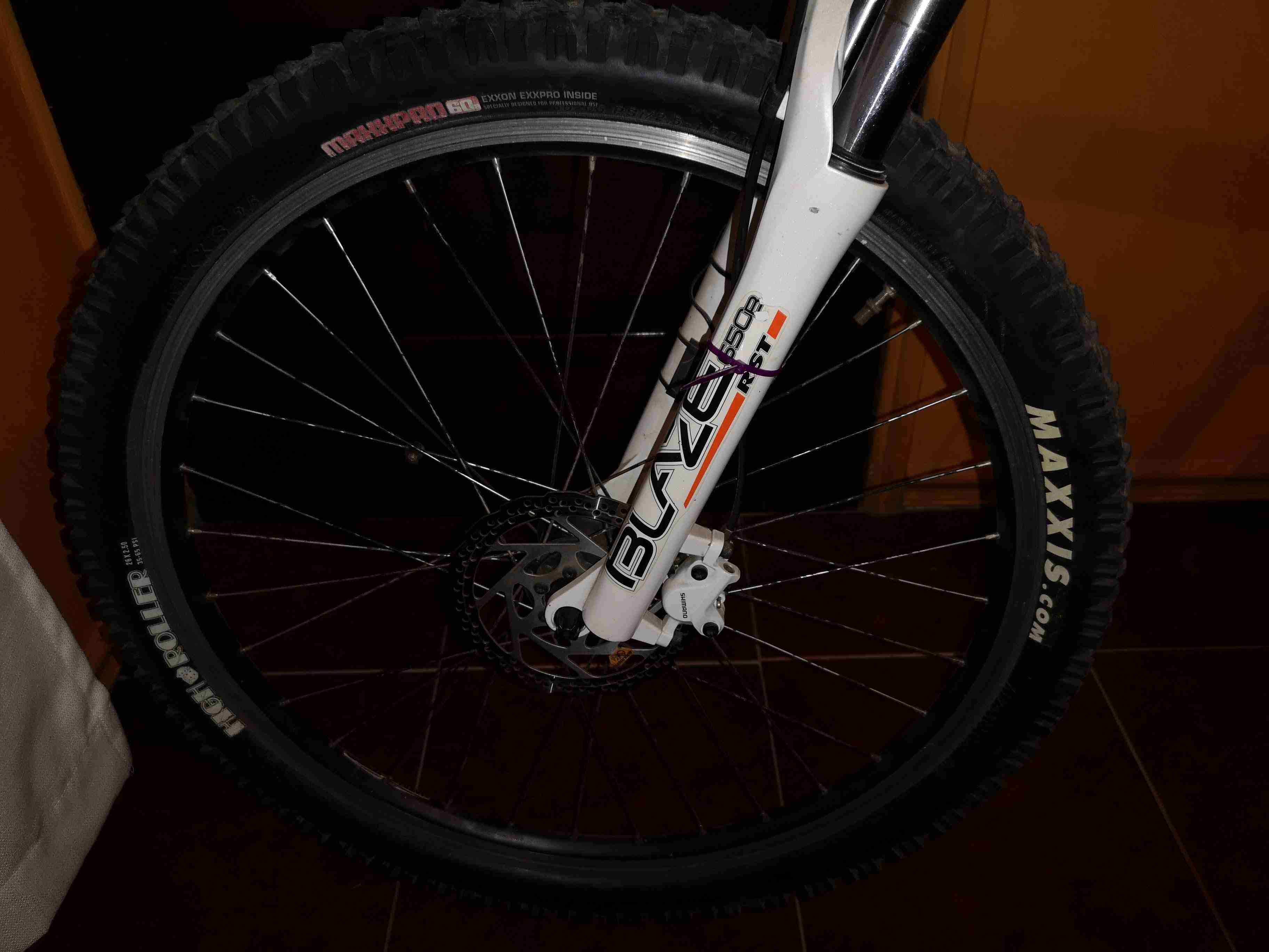 Bicicleta de montaña negra - miniatura 5