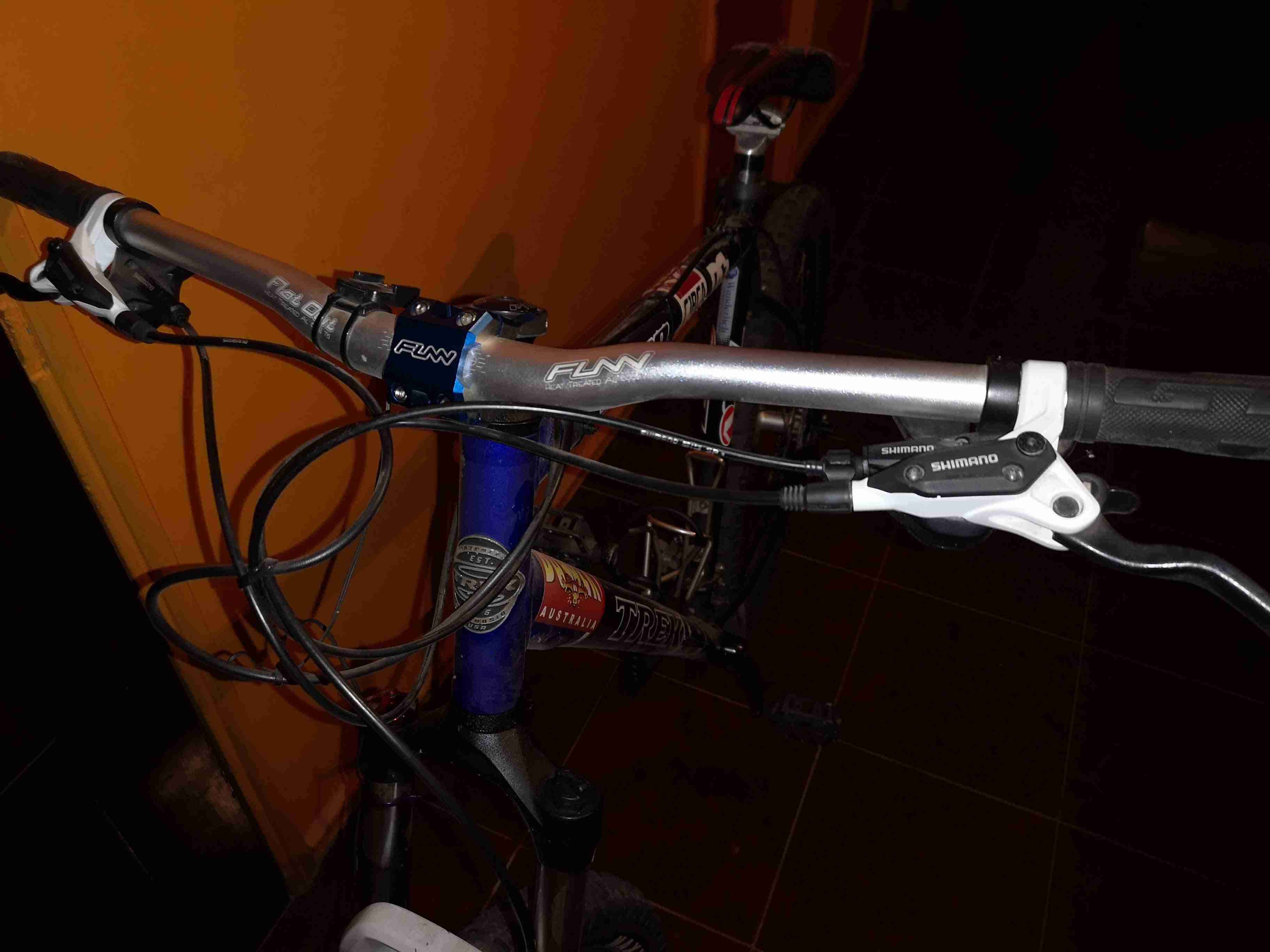 Bicicleta de montaña negra - miniatura 6