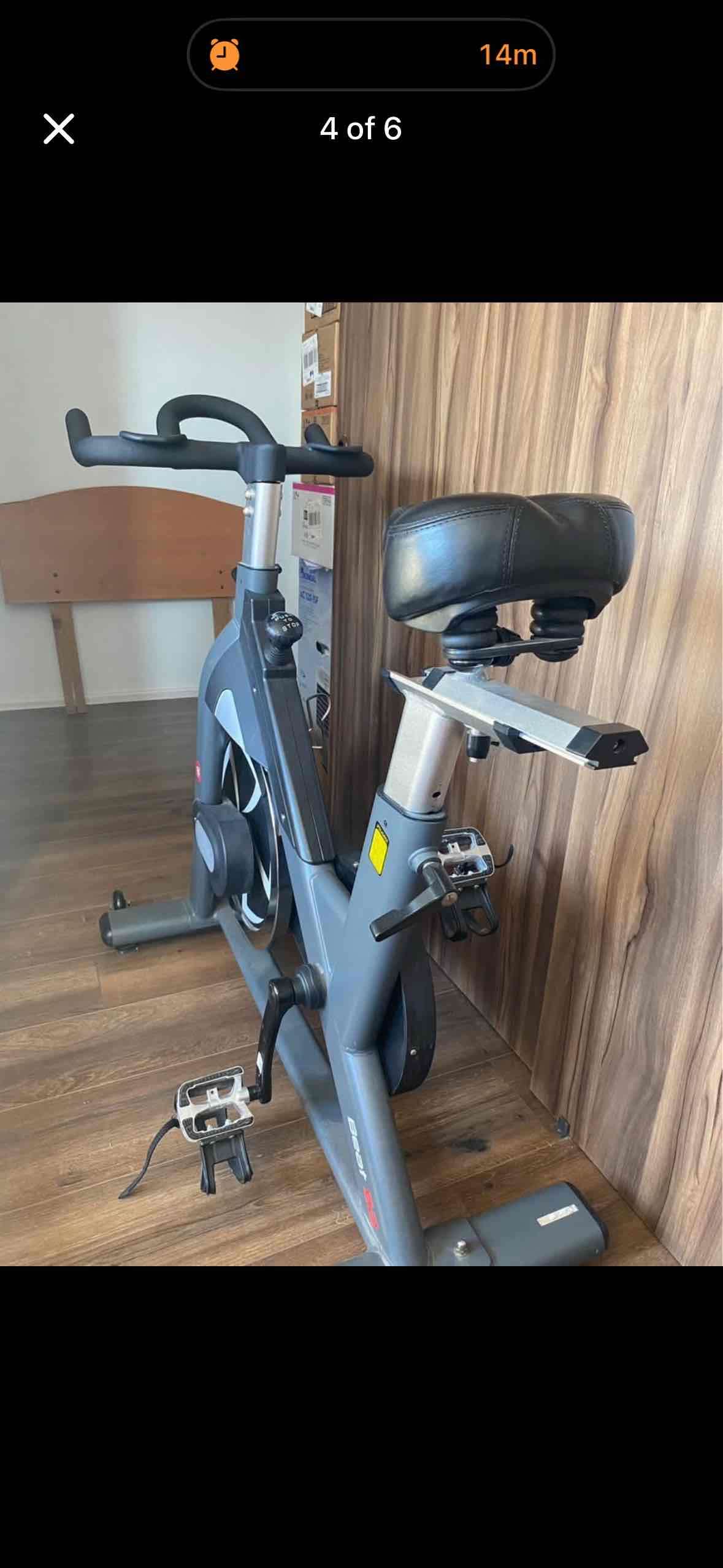 Bicicleta estática gris en buen estado - miniatura 2
