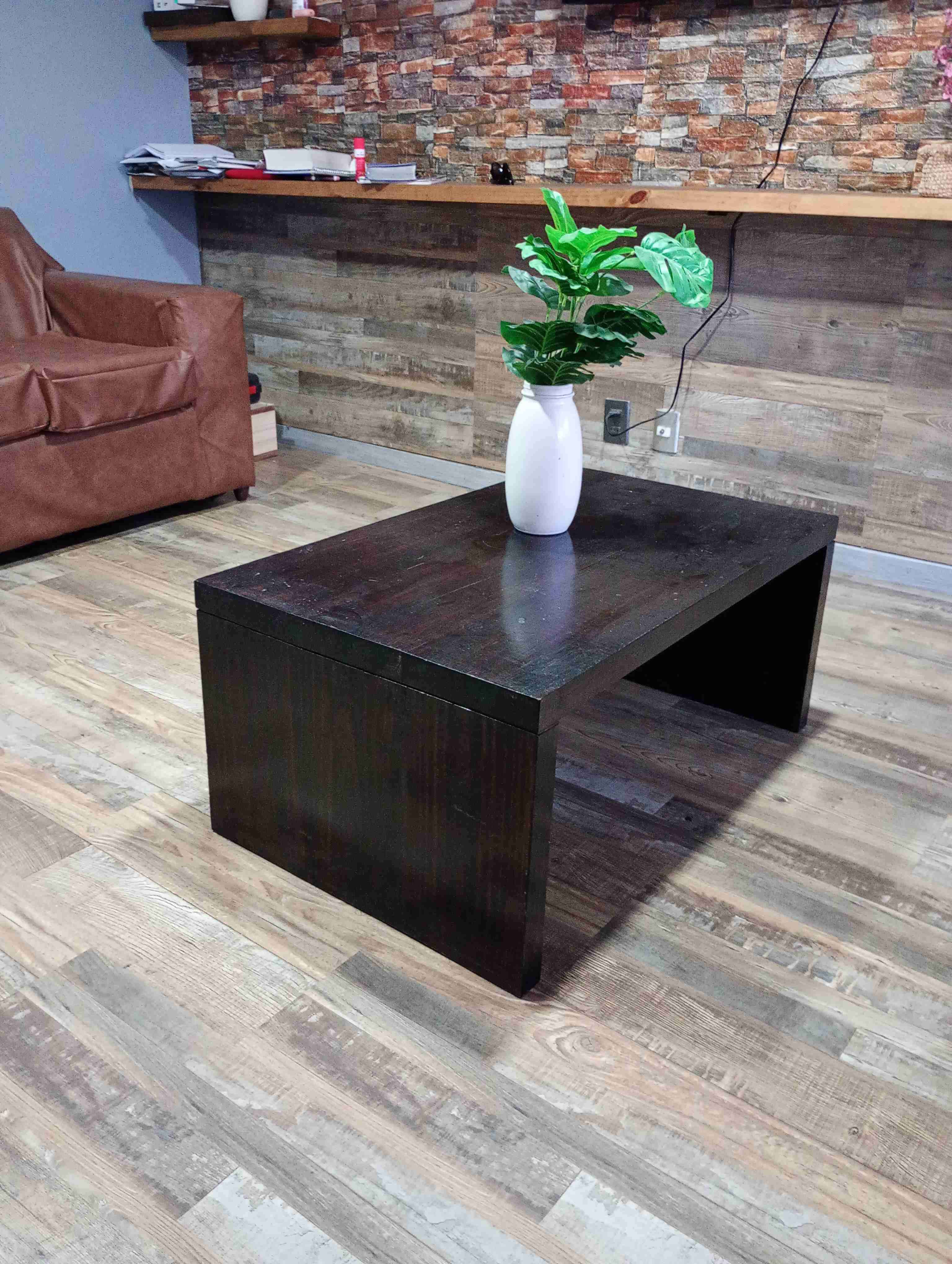 Mesa de centro negra usada madera robusta