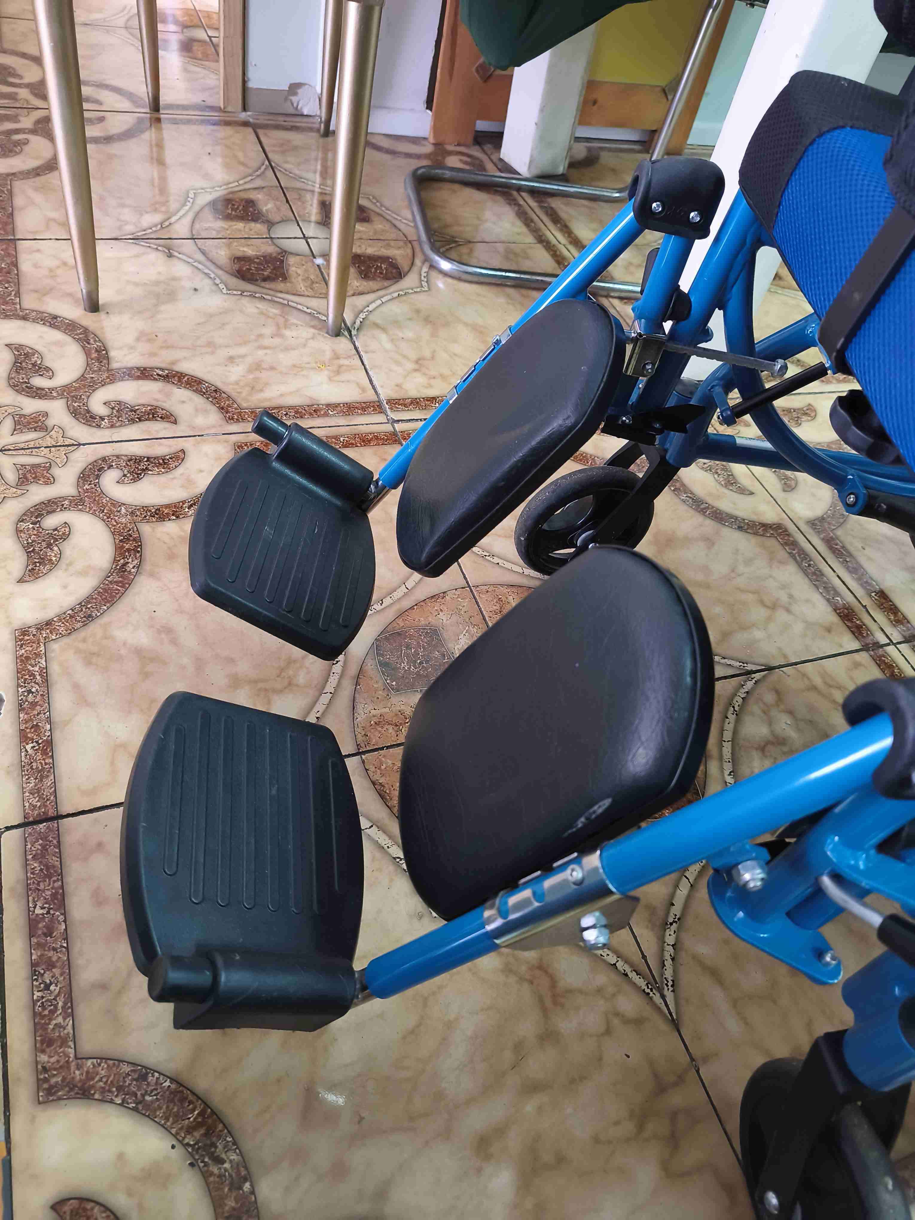 Silla de ruedas reclinable azul - miniatura 3
