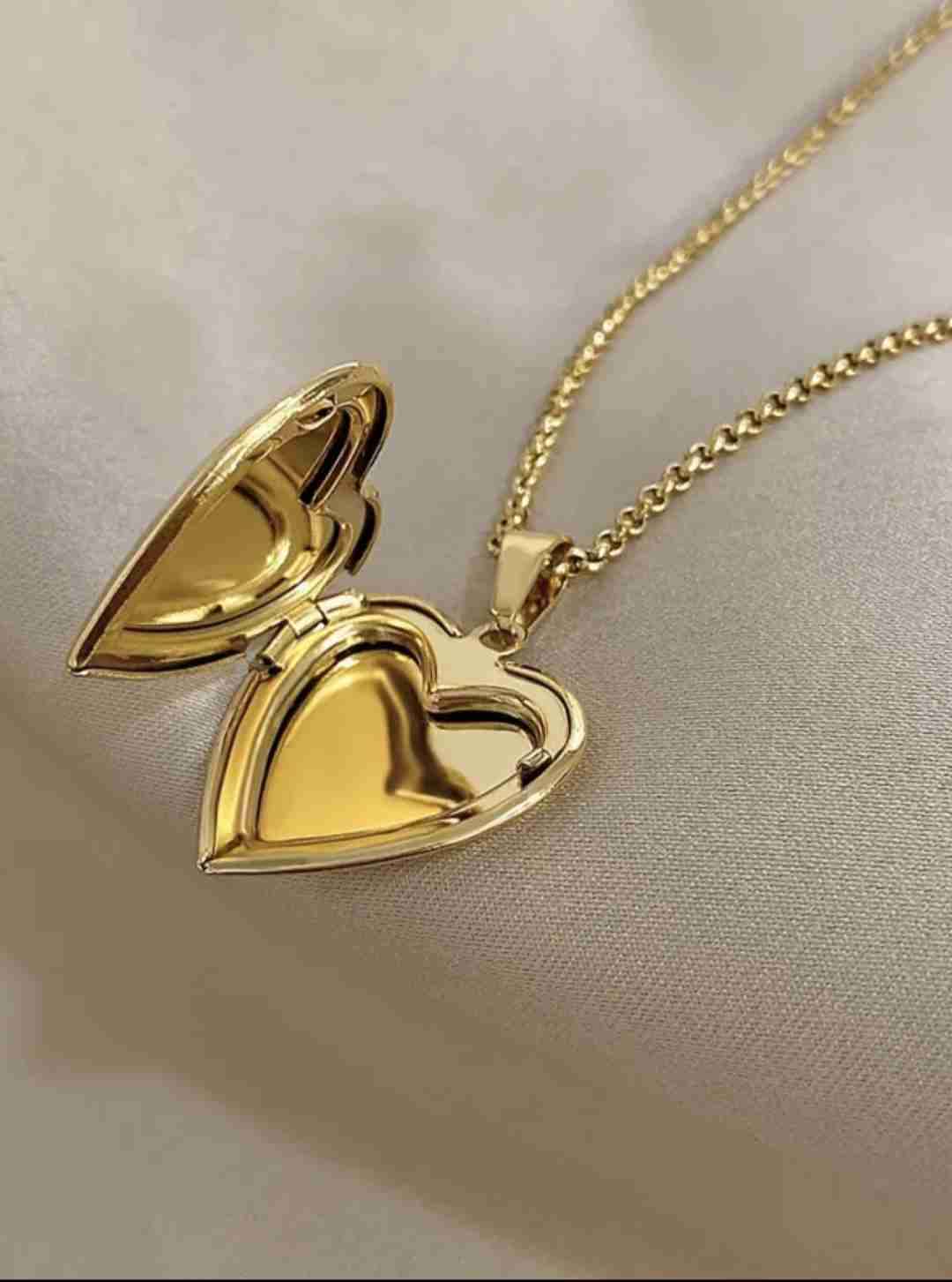Collar dorado con colgante de corazón - miniatura 2