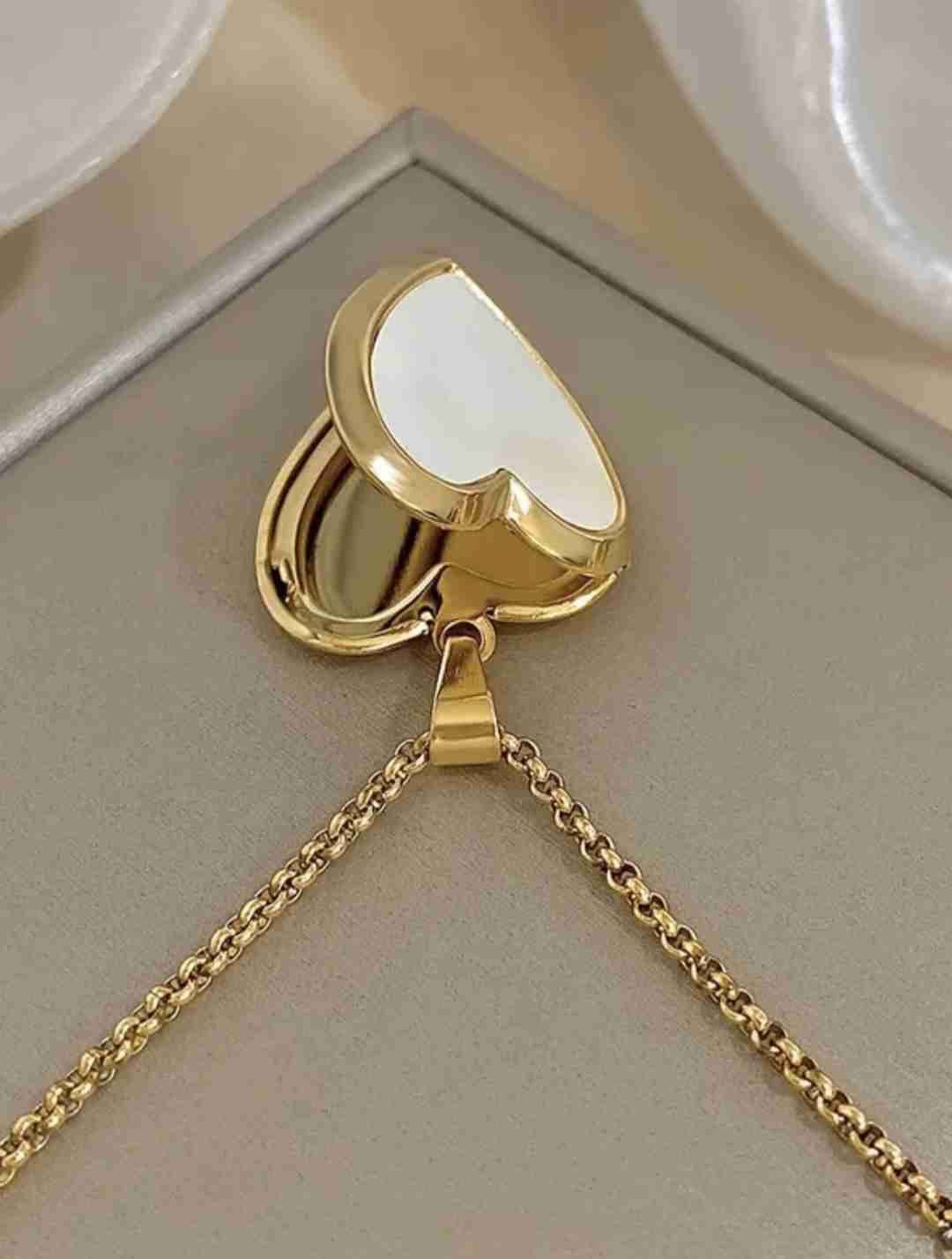 Collar dorado con colgante de corazón - miniatura 3