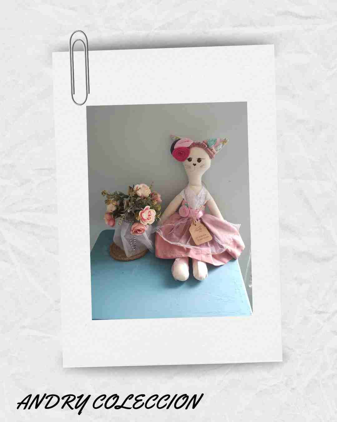 Muñeca de tela con vestido - miniatura 2