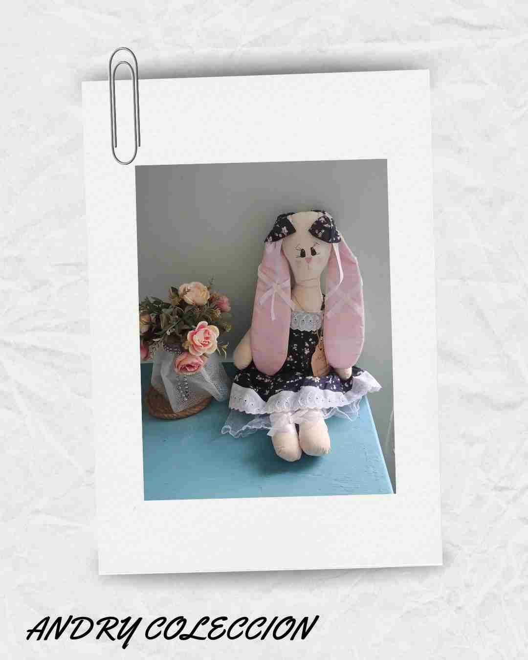 Muñeca de tela con vestido - miniatura 3