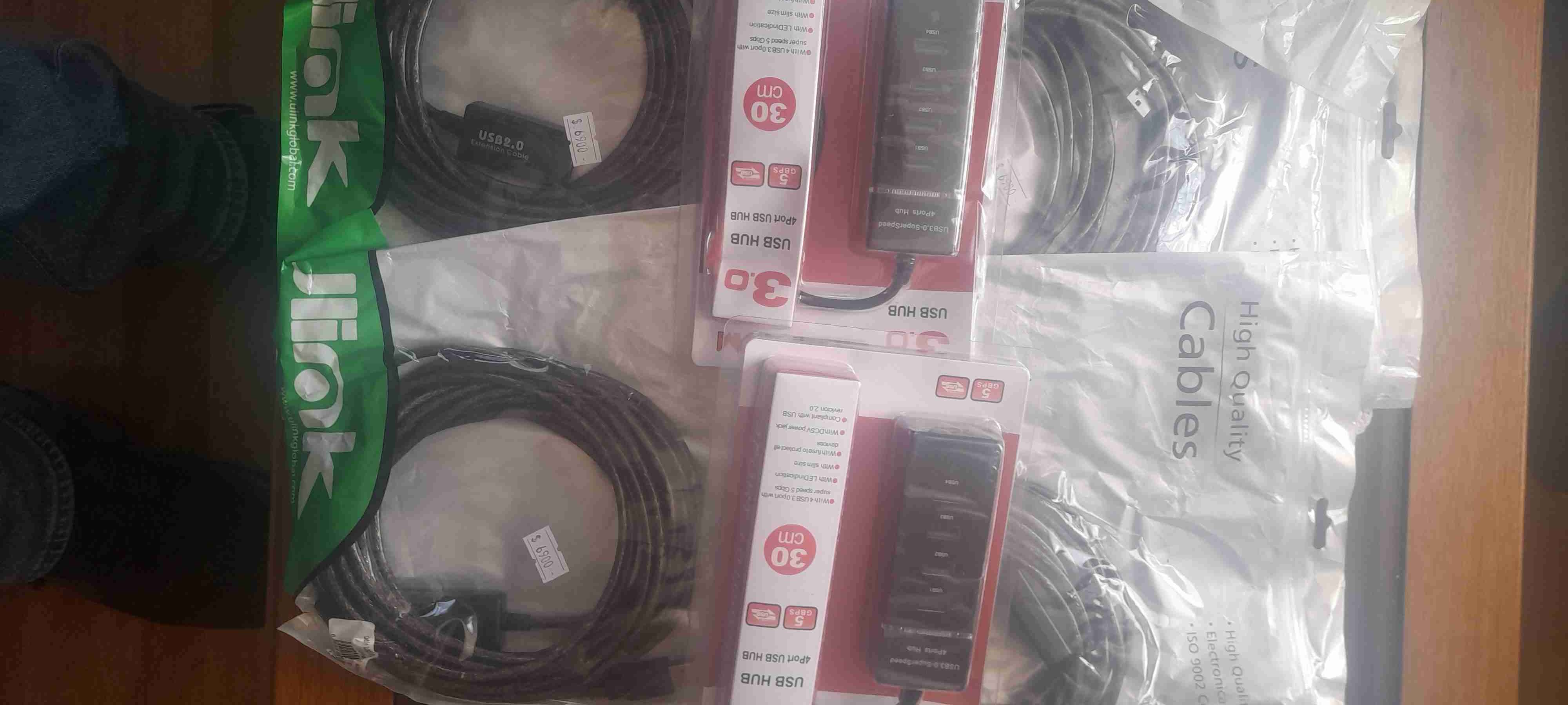 Cables USB y 3 tripodes - miniatura 1