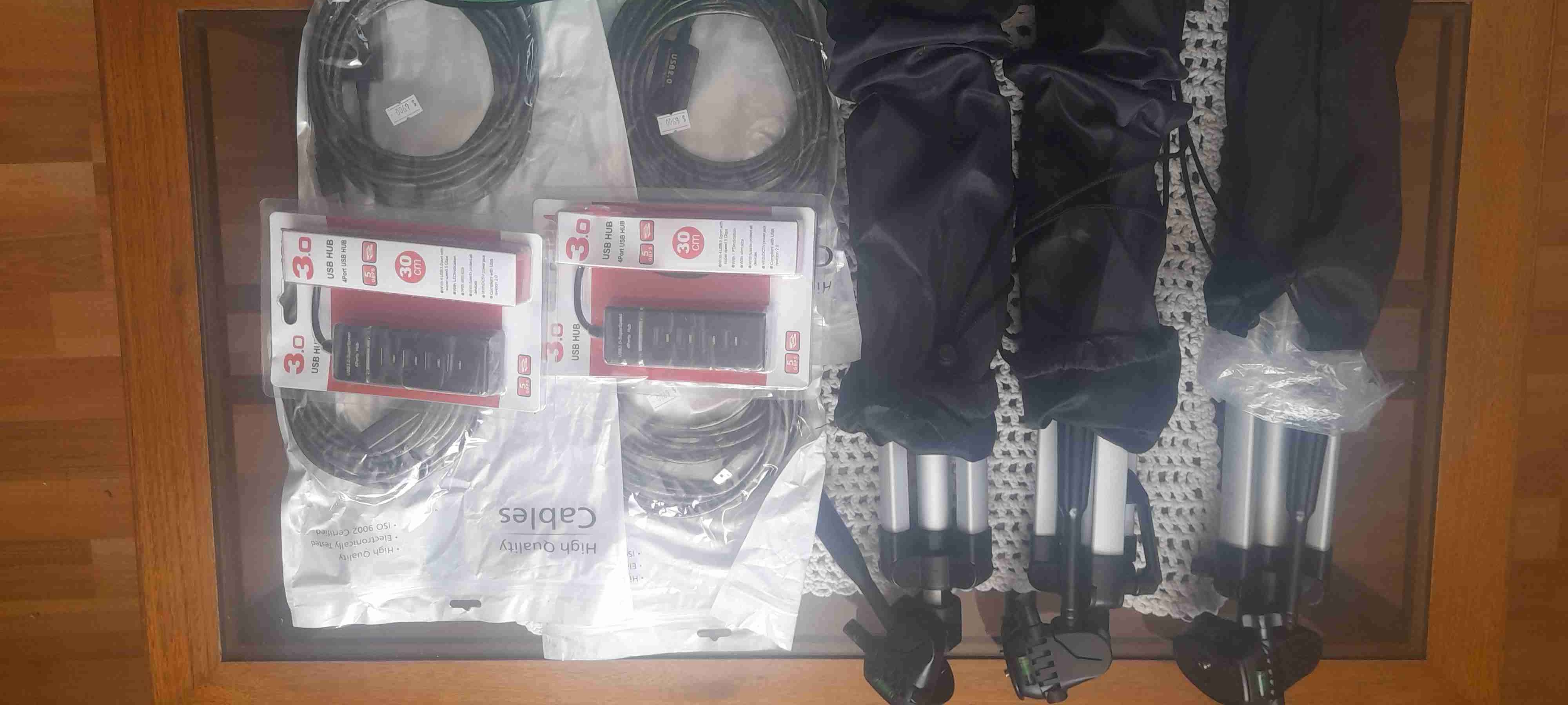 Cables USB y 3 tripodes - miniatura 2