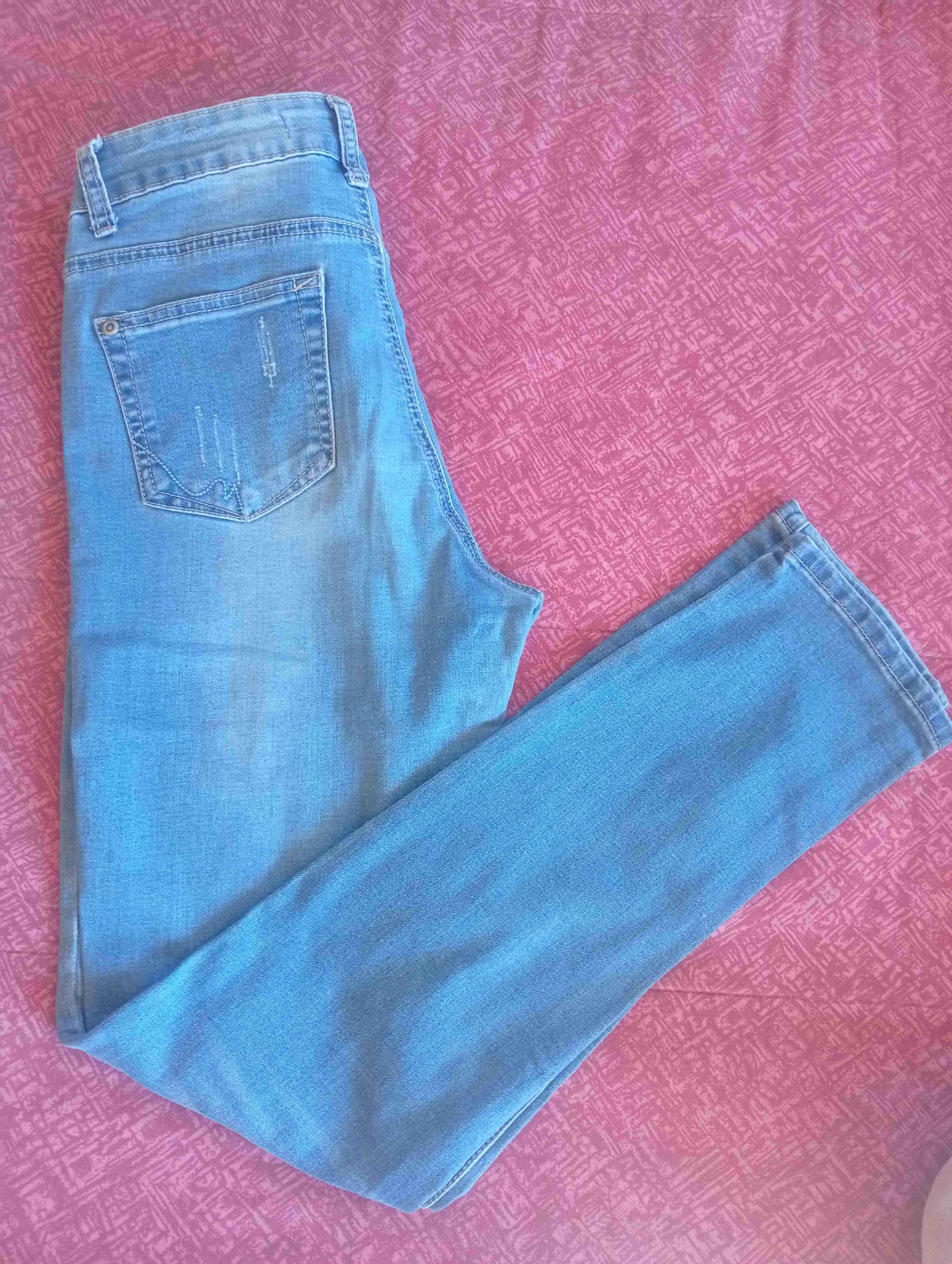Jeans azules con detalles desgastados - miniatura 2