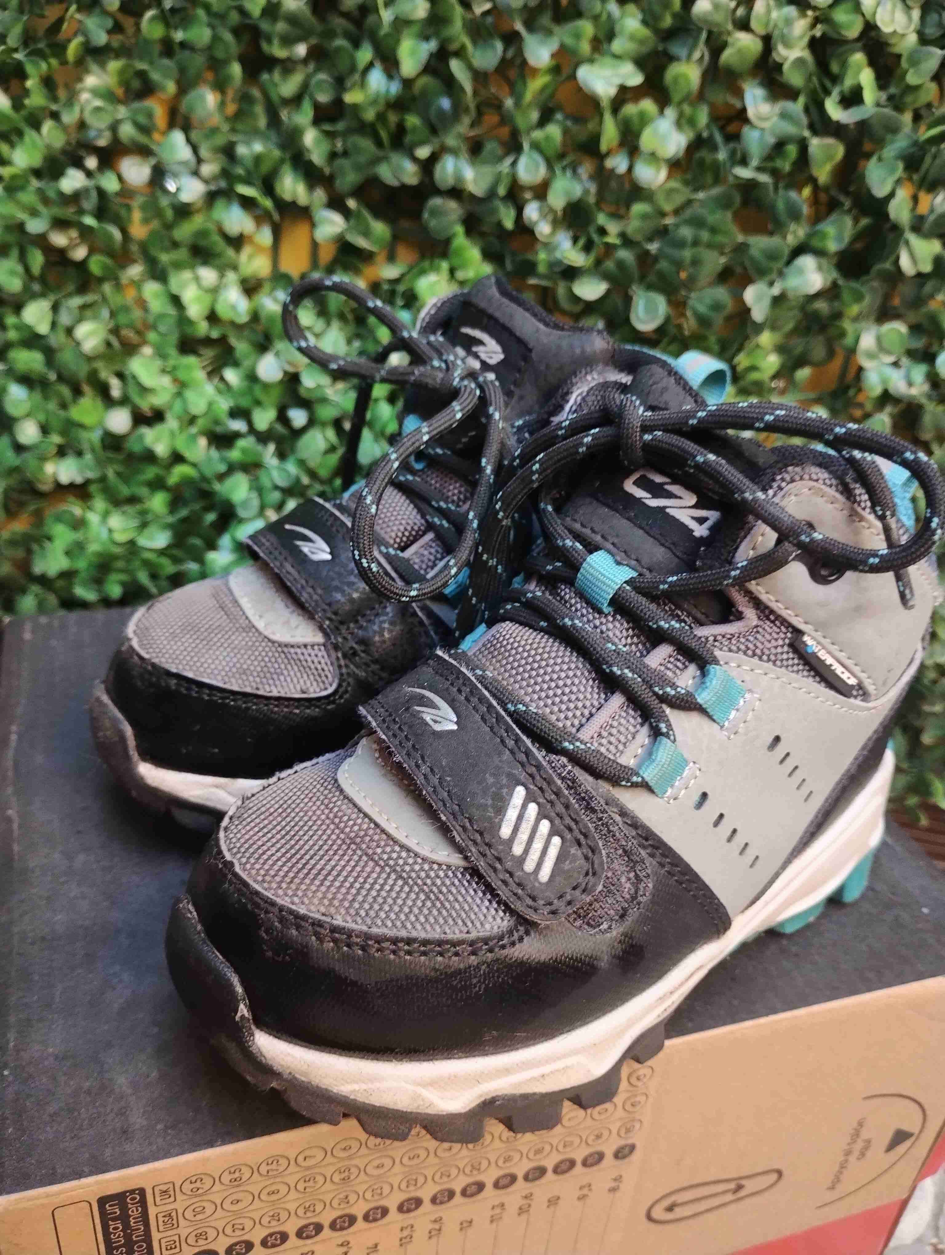 Zapatillas deportivas negras y grises - miniatura 1