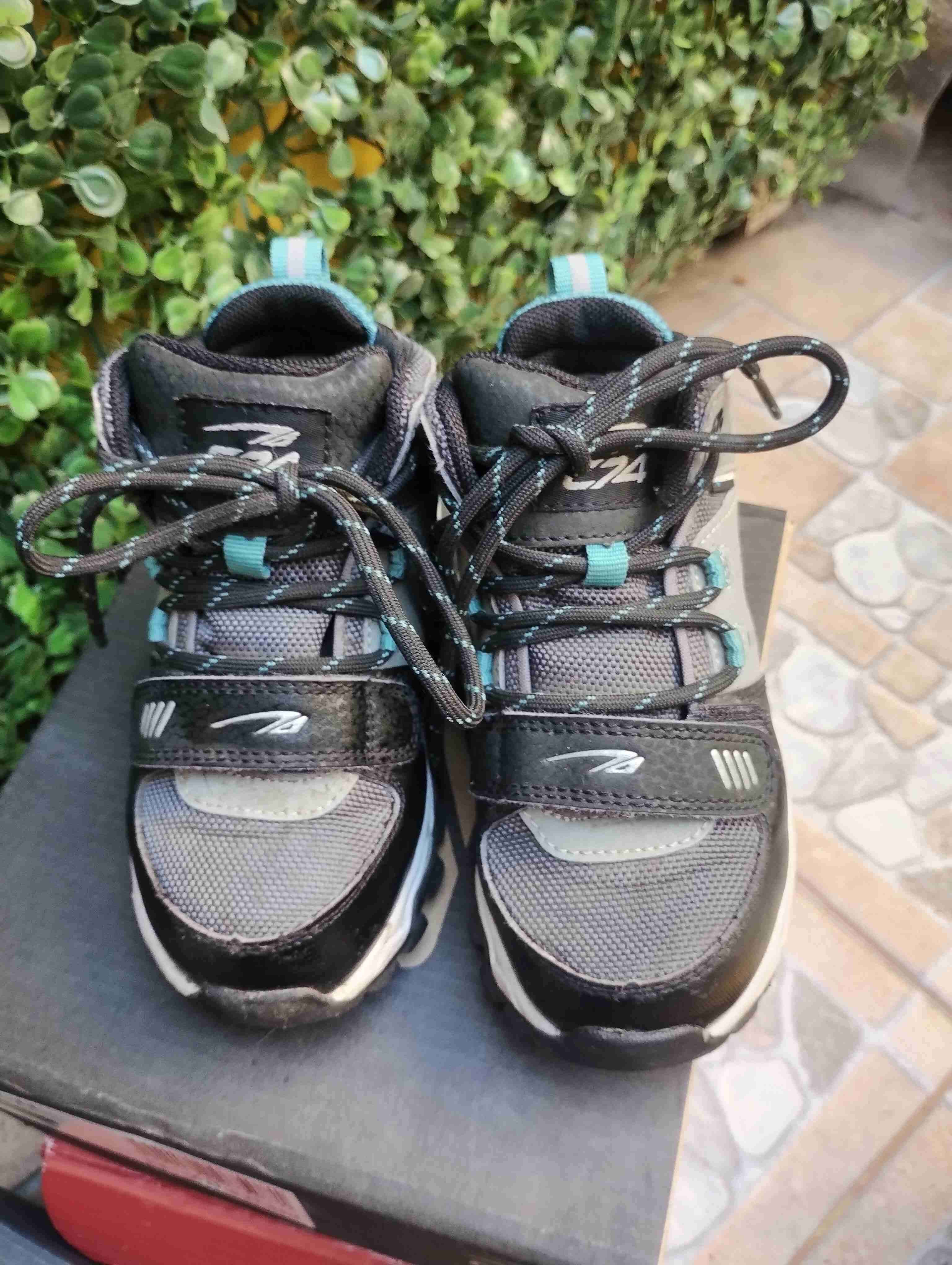 Zapatillas deportivas negras y grises - miniatura 2