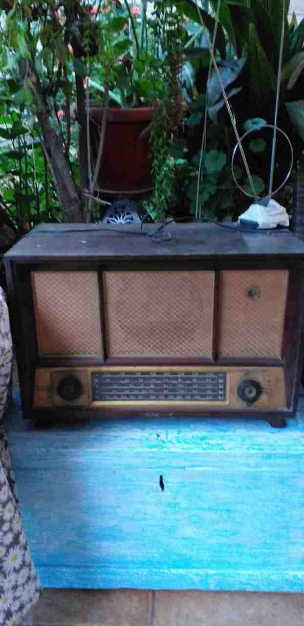Radio antigua de madera - miniatura 1
