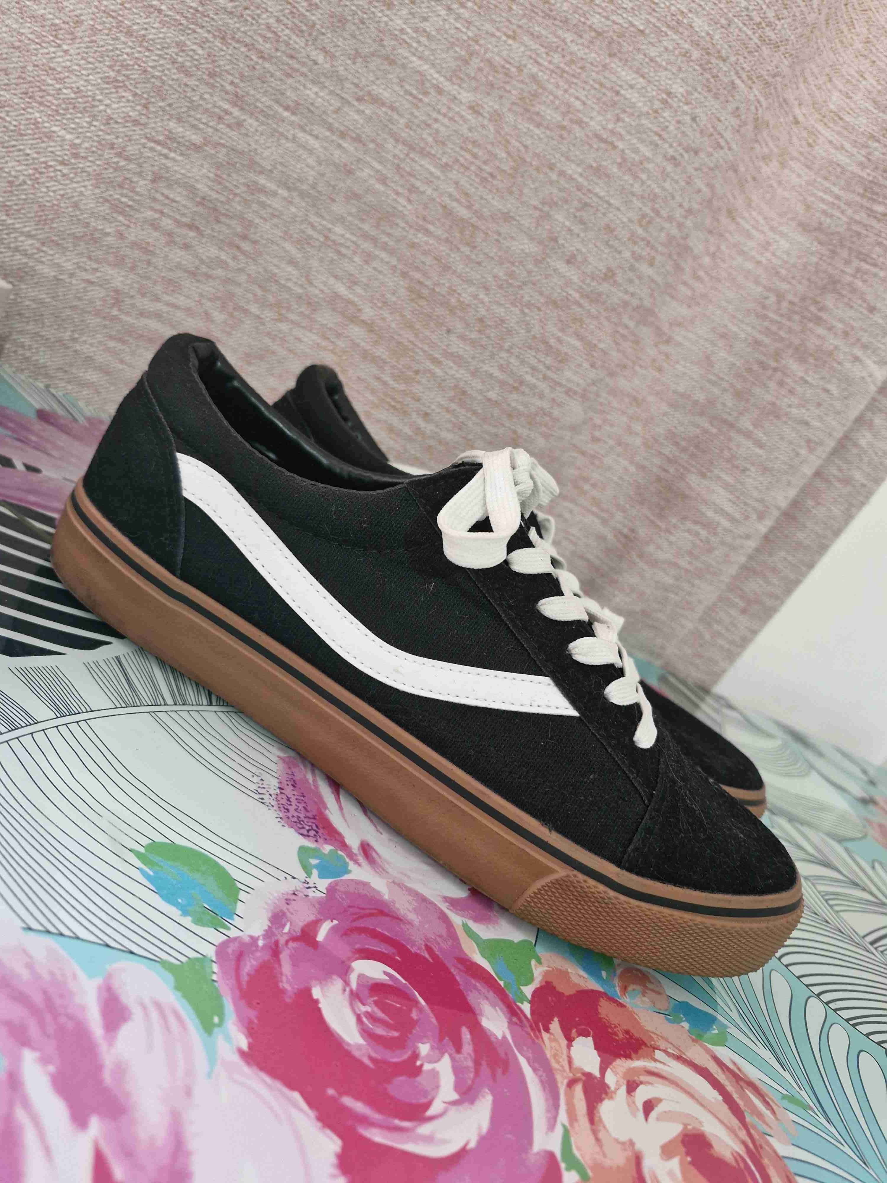 Zapatillas negras con suela café - miniatura 1
