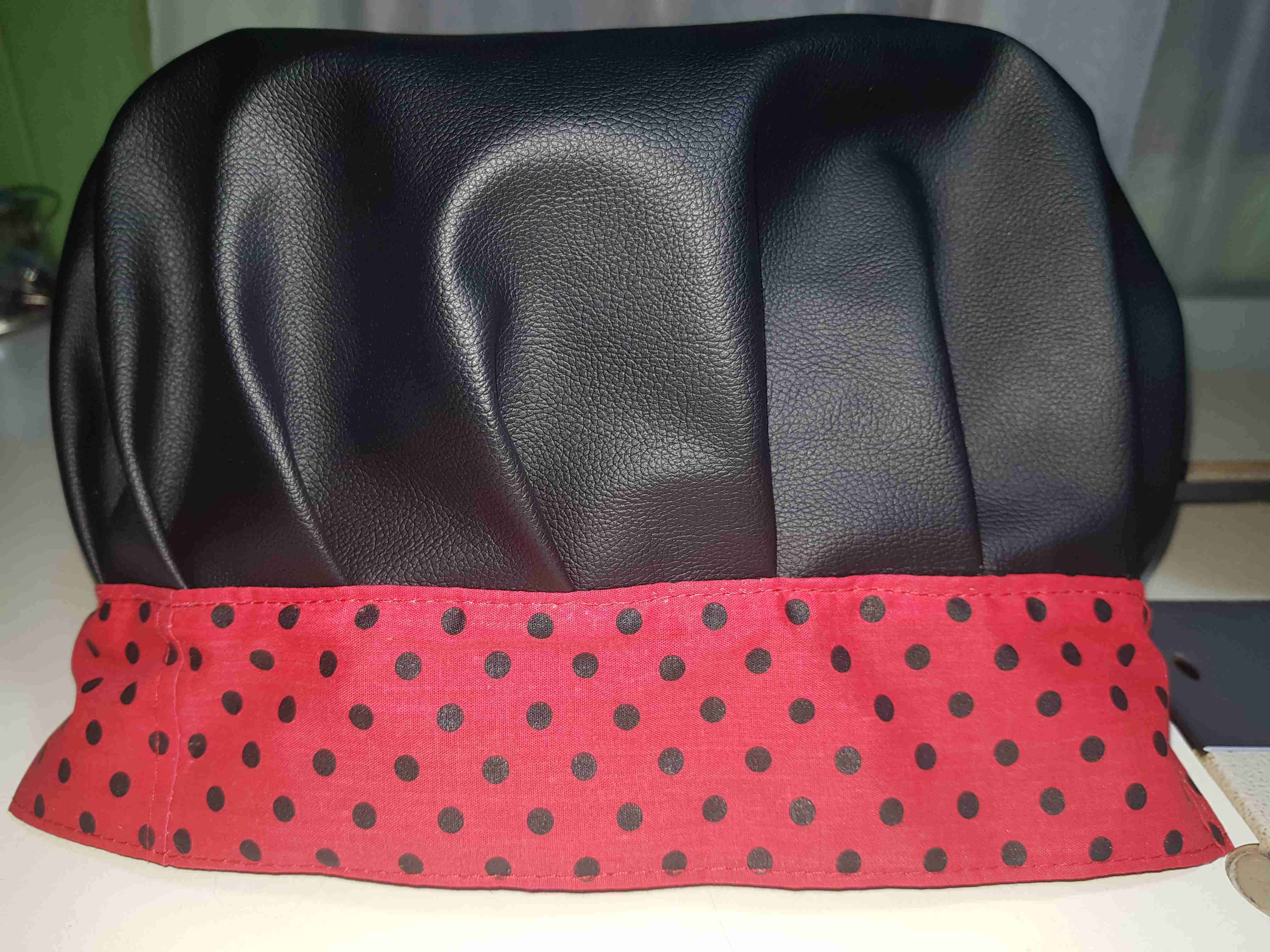 Delantal y gorro de cocina negro con rojo - miniatura 2