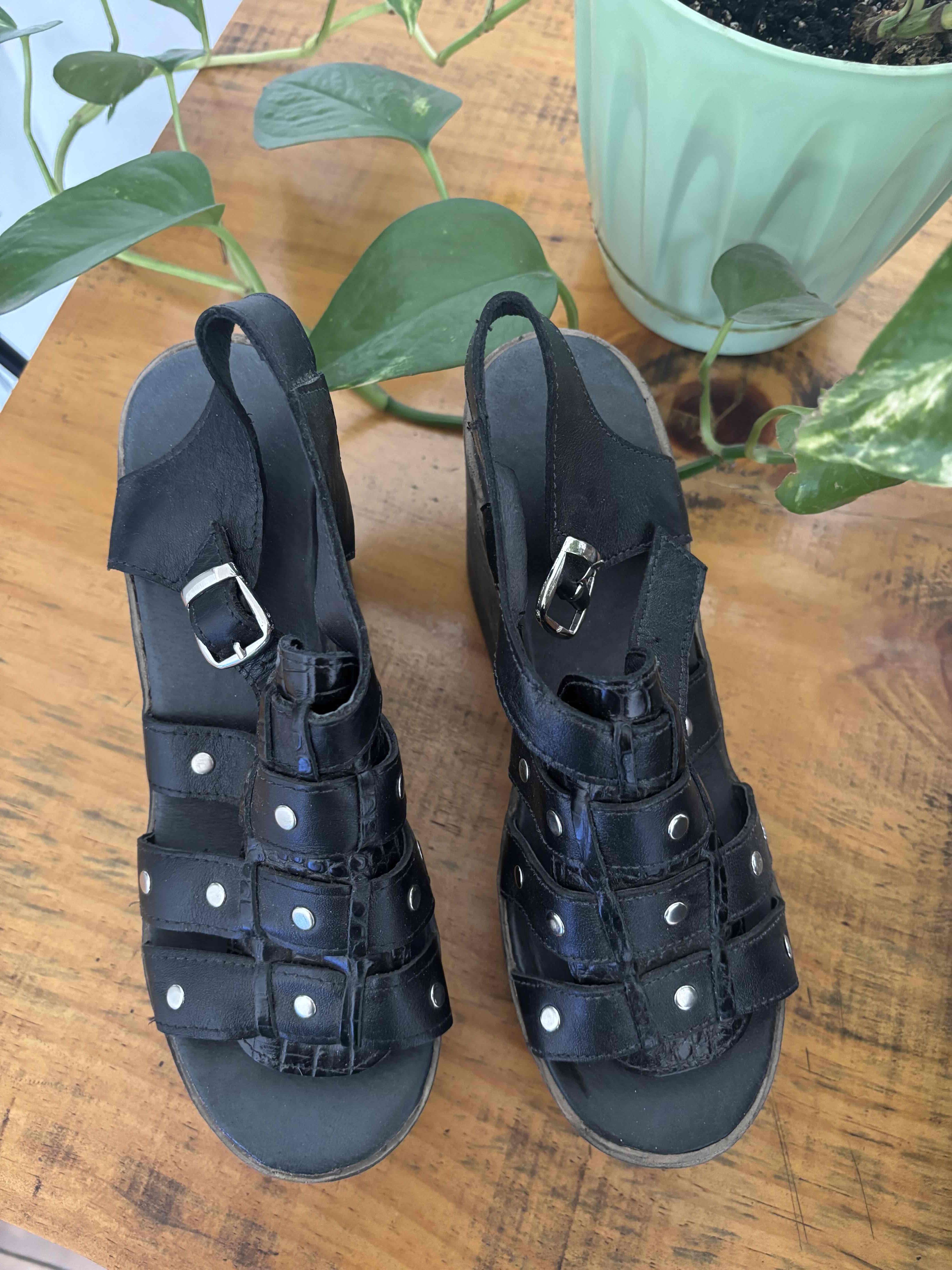Sandalias negras con plataforma - miniatura 2