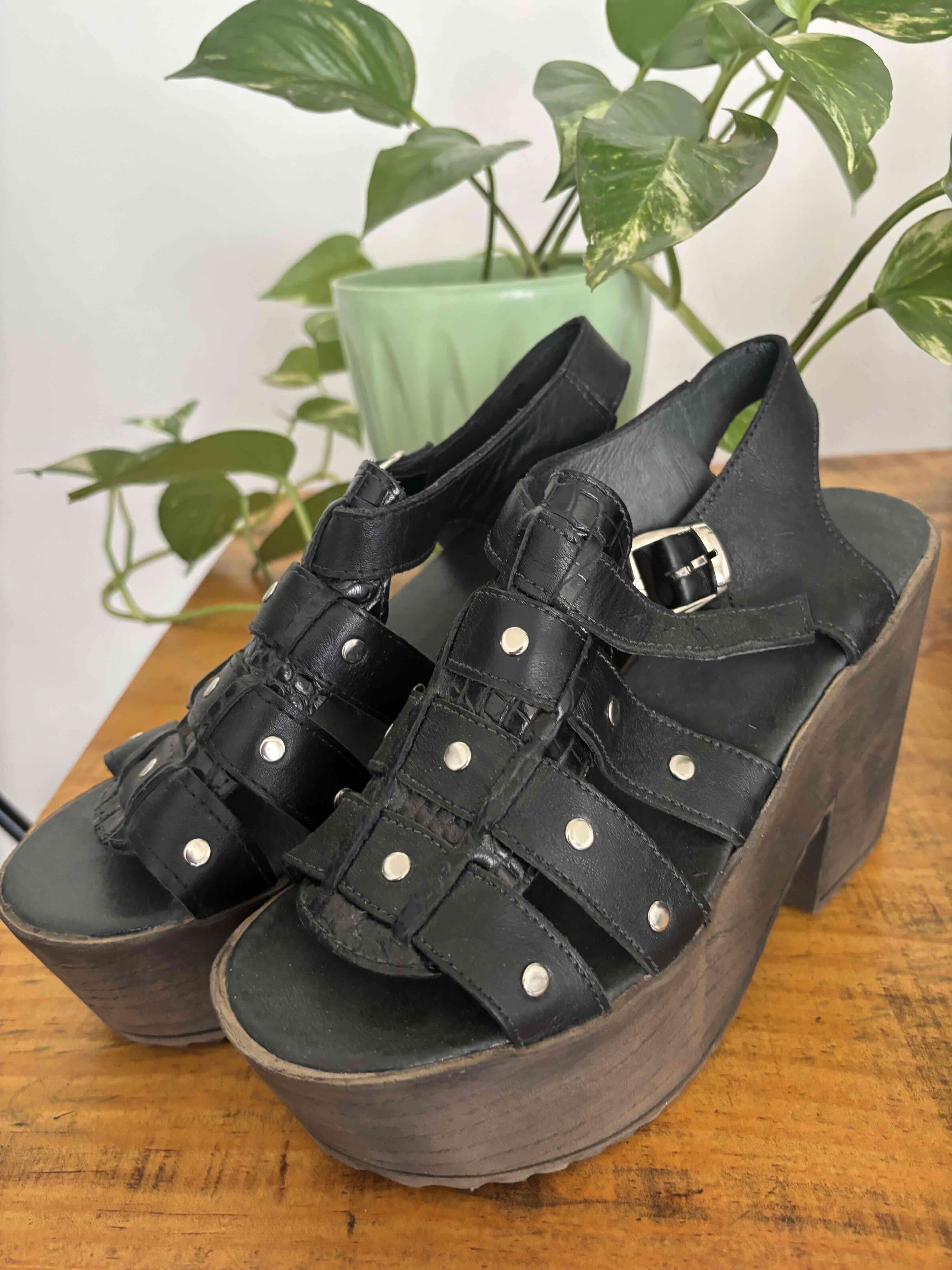 Sandalias negras con plataforma - miniatura 3