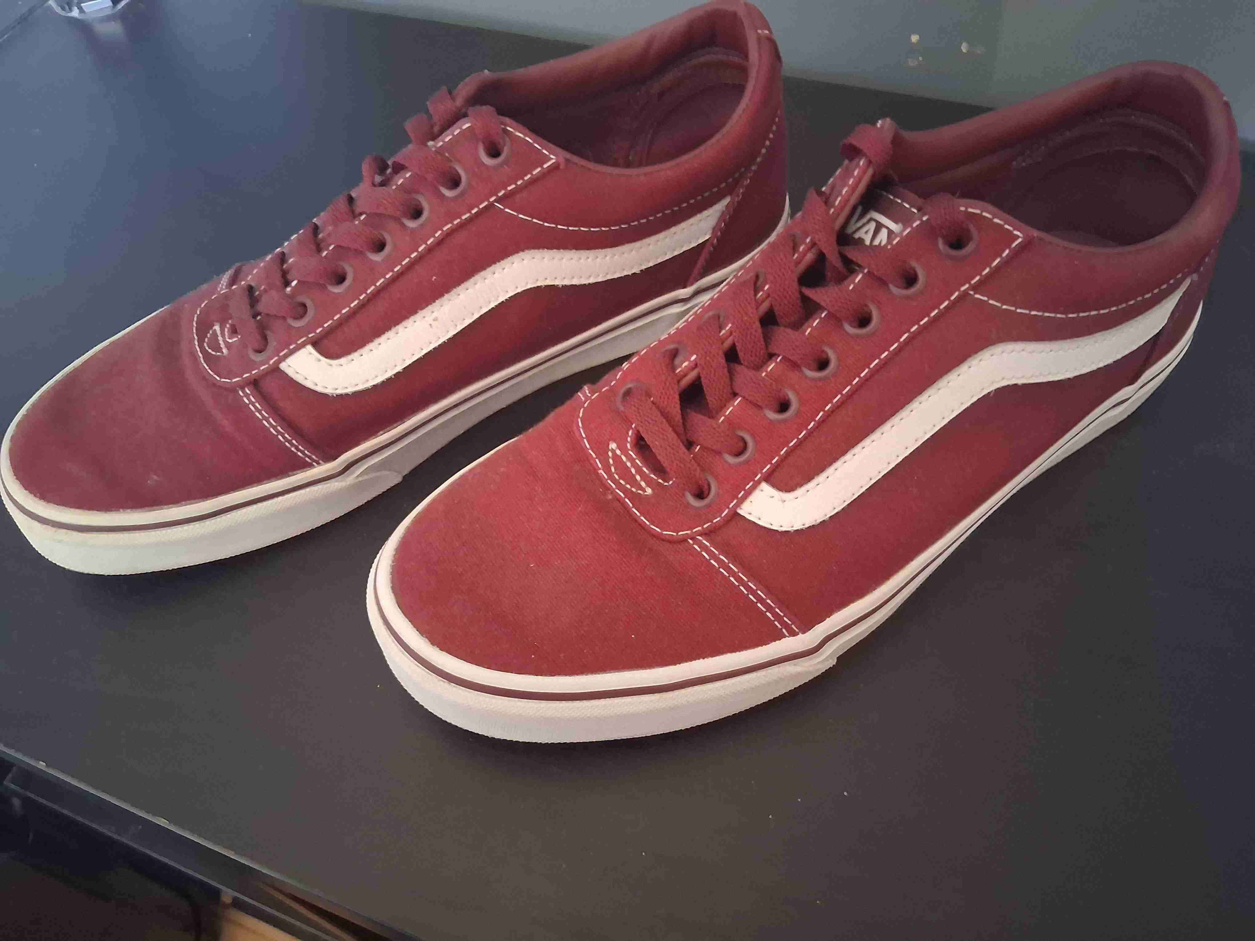 Zapatillas rojas deportivas - miniatura 2