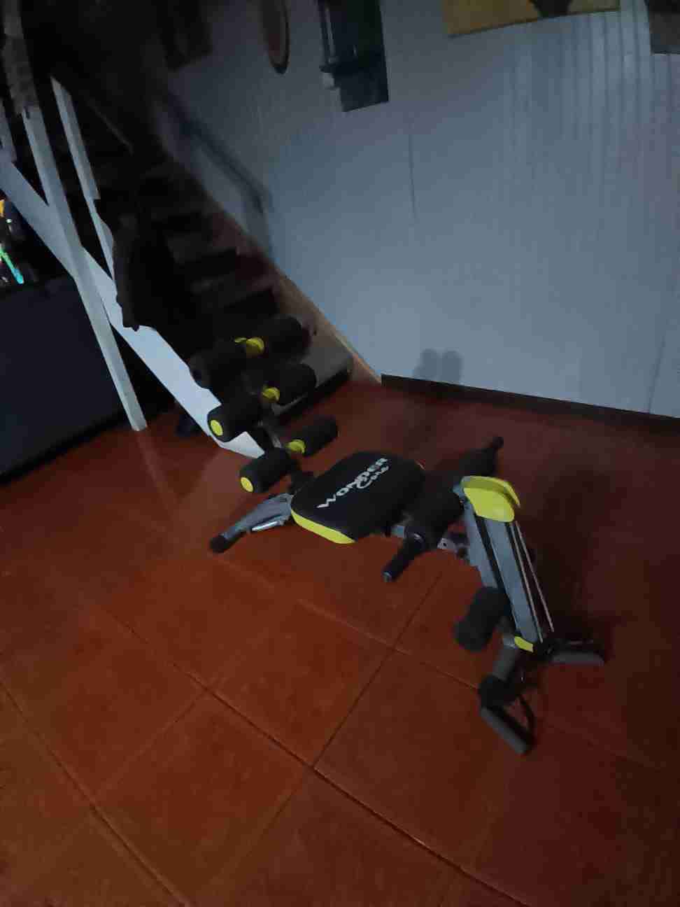 Banco de ejercicios negro y amarillo - miniatura 3