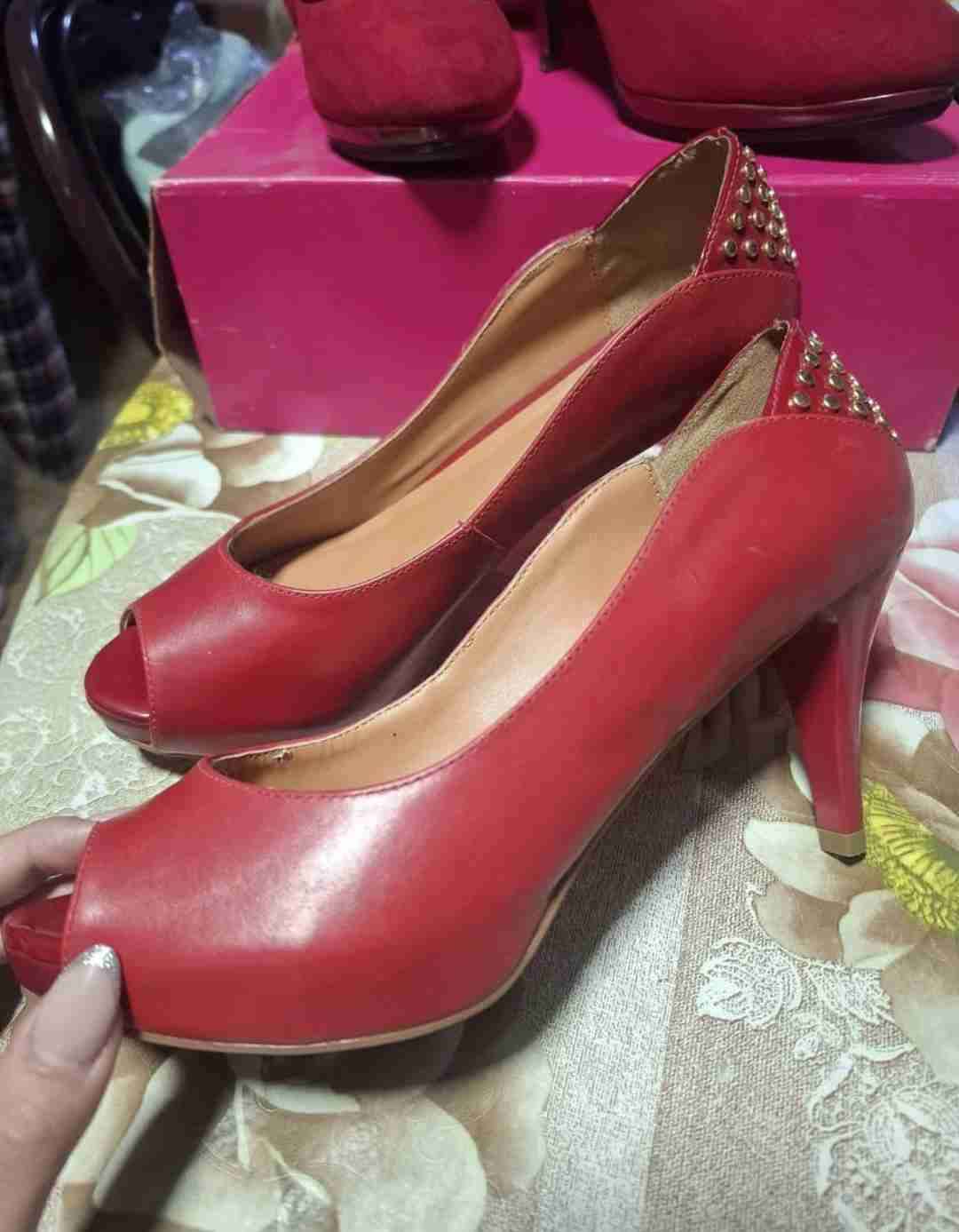 Zapatos de tacón rojo con tachas talla 37 - miniatura 2