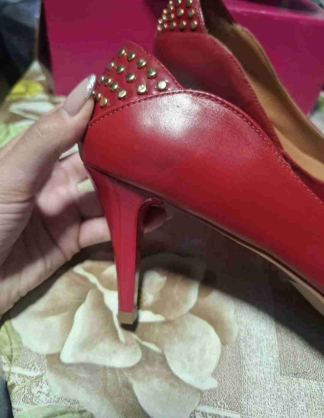 Zapatos de tacón rojo con tachas talla 37 - miniatura 3
