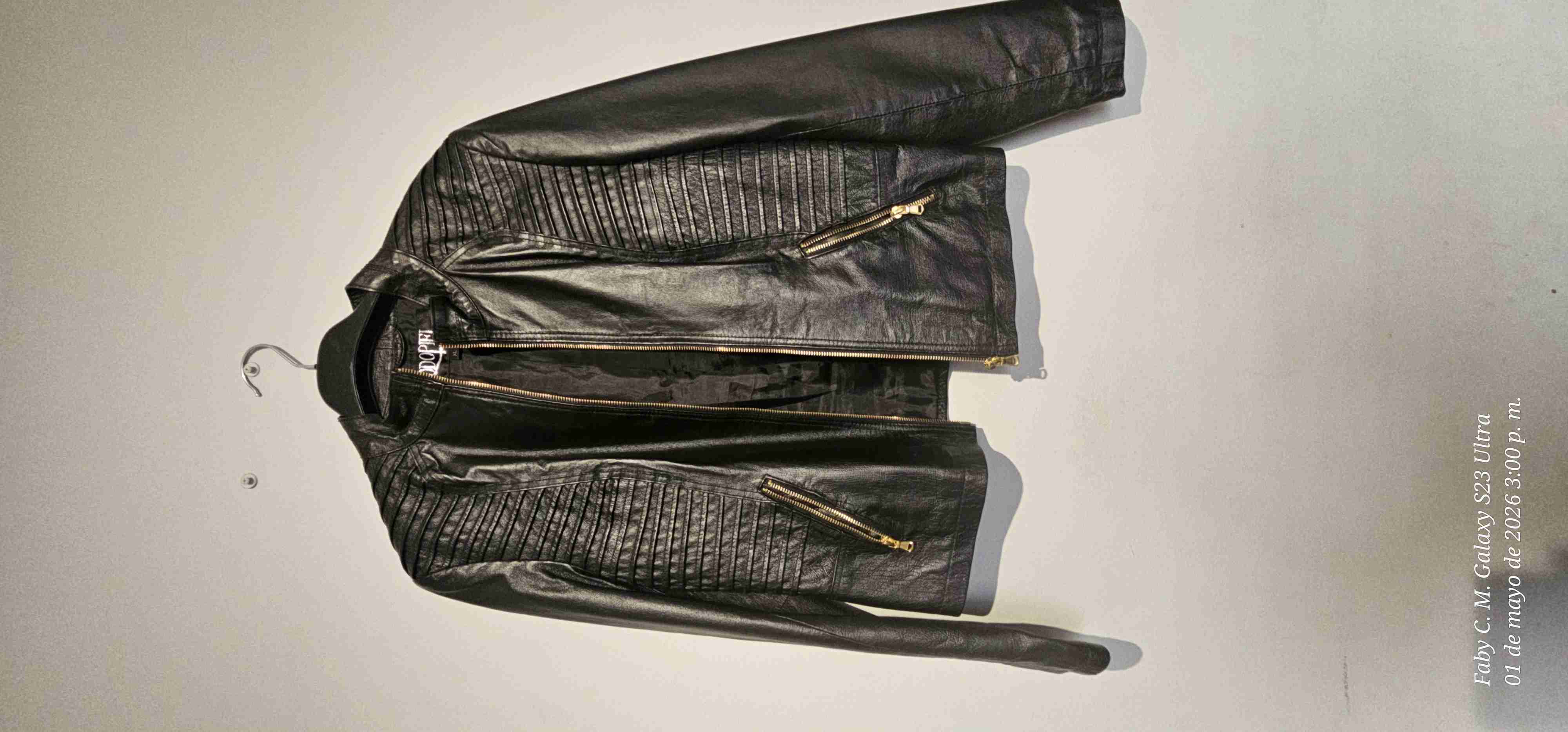 Chaqueta negra cuero estilo moto