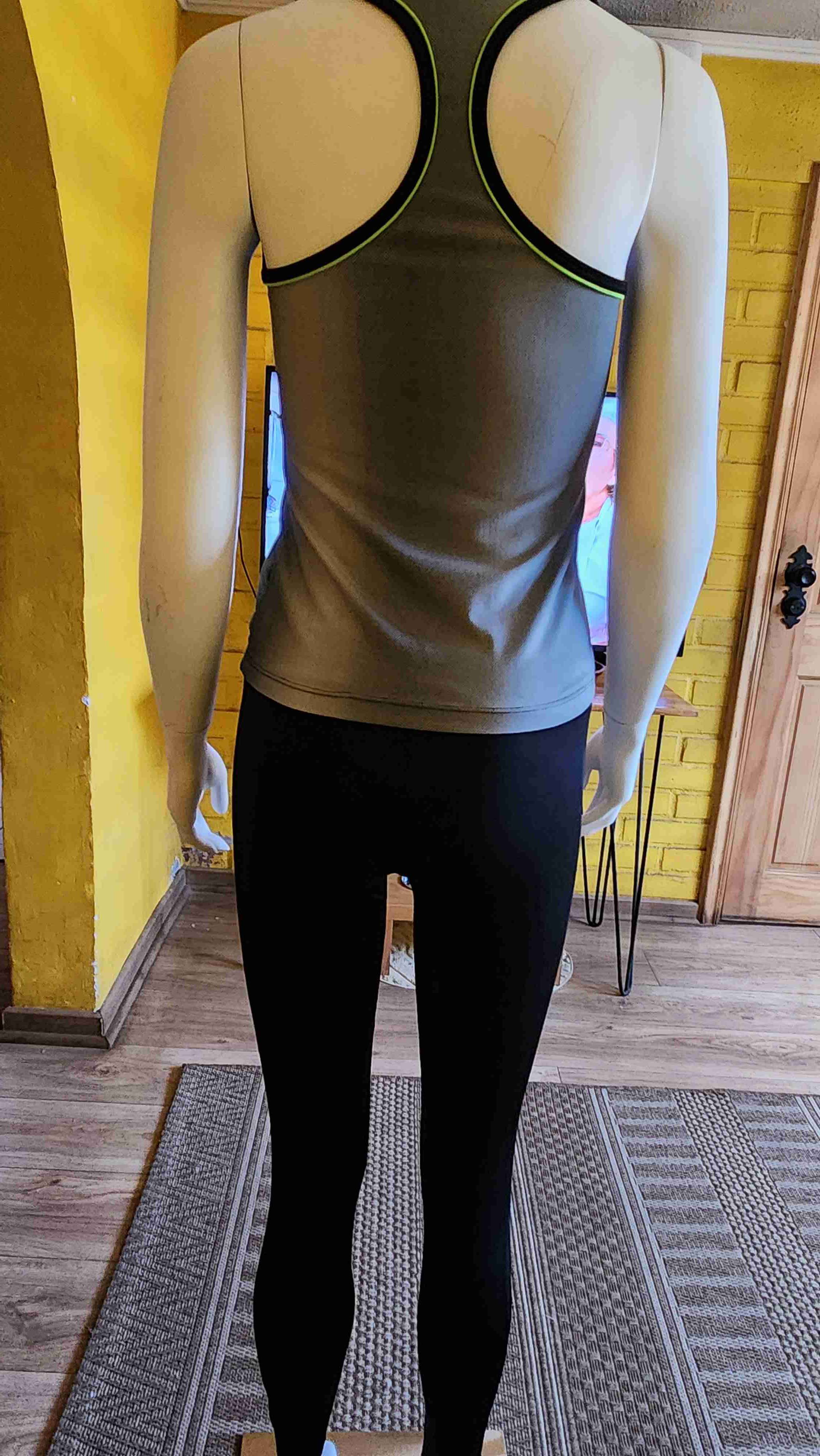 Conjunto deportivo gris y negro - miniatura 2