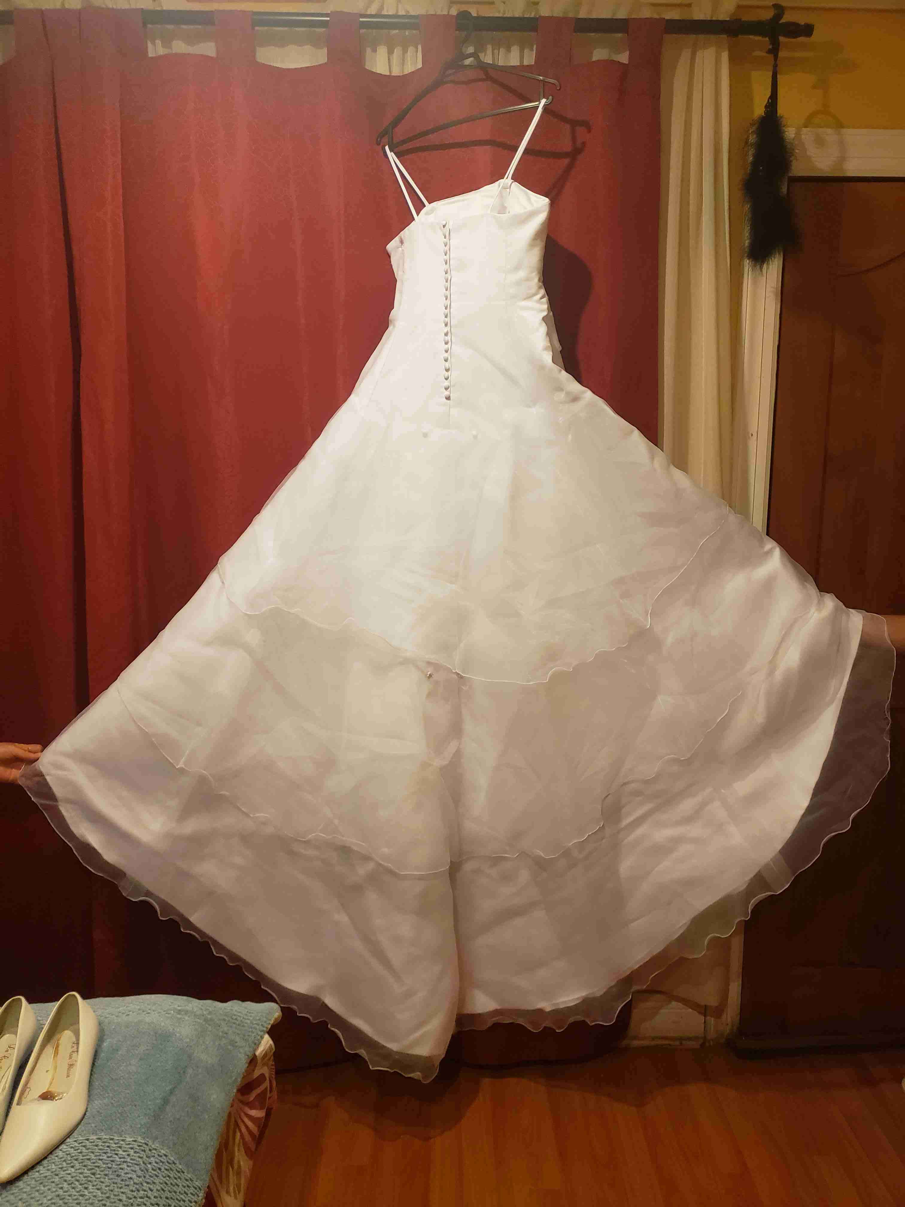 Vestido de novia blanco con accesorios - miniatura 2