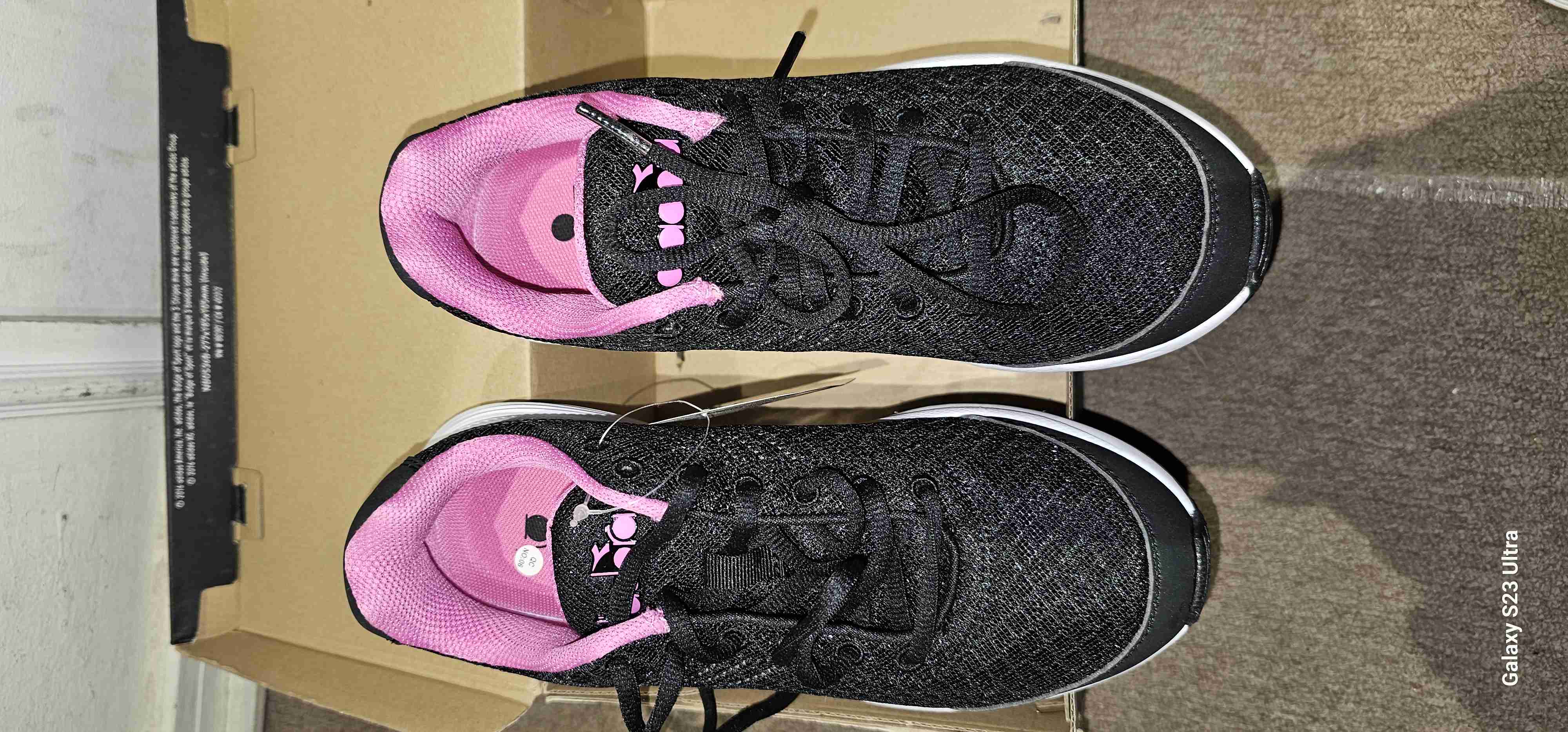 Zapatillas deportivas negras y rosadas - miniatura 2