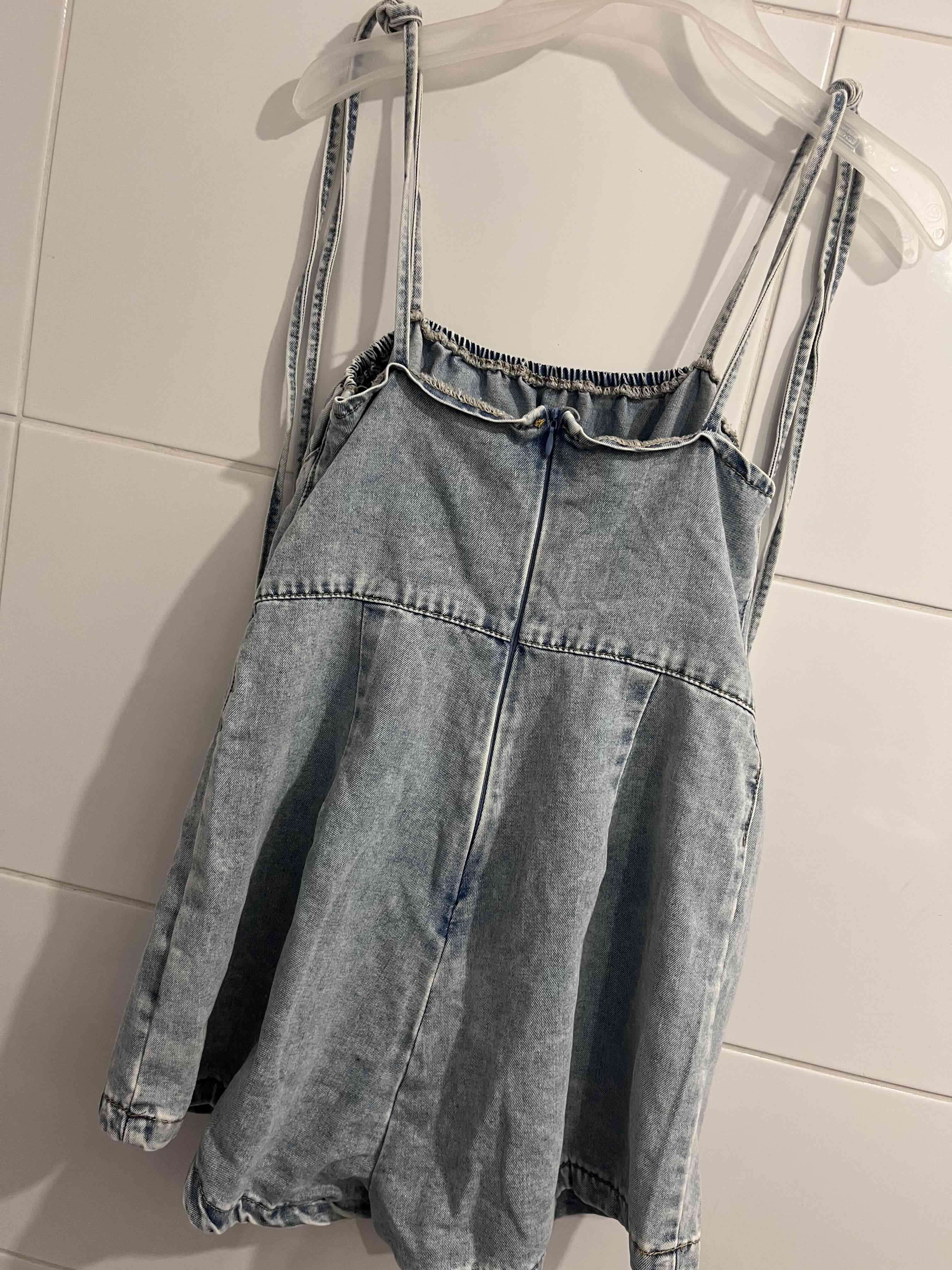 Vestido de mezclilla con tirantes - miniatura 3