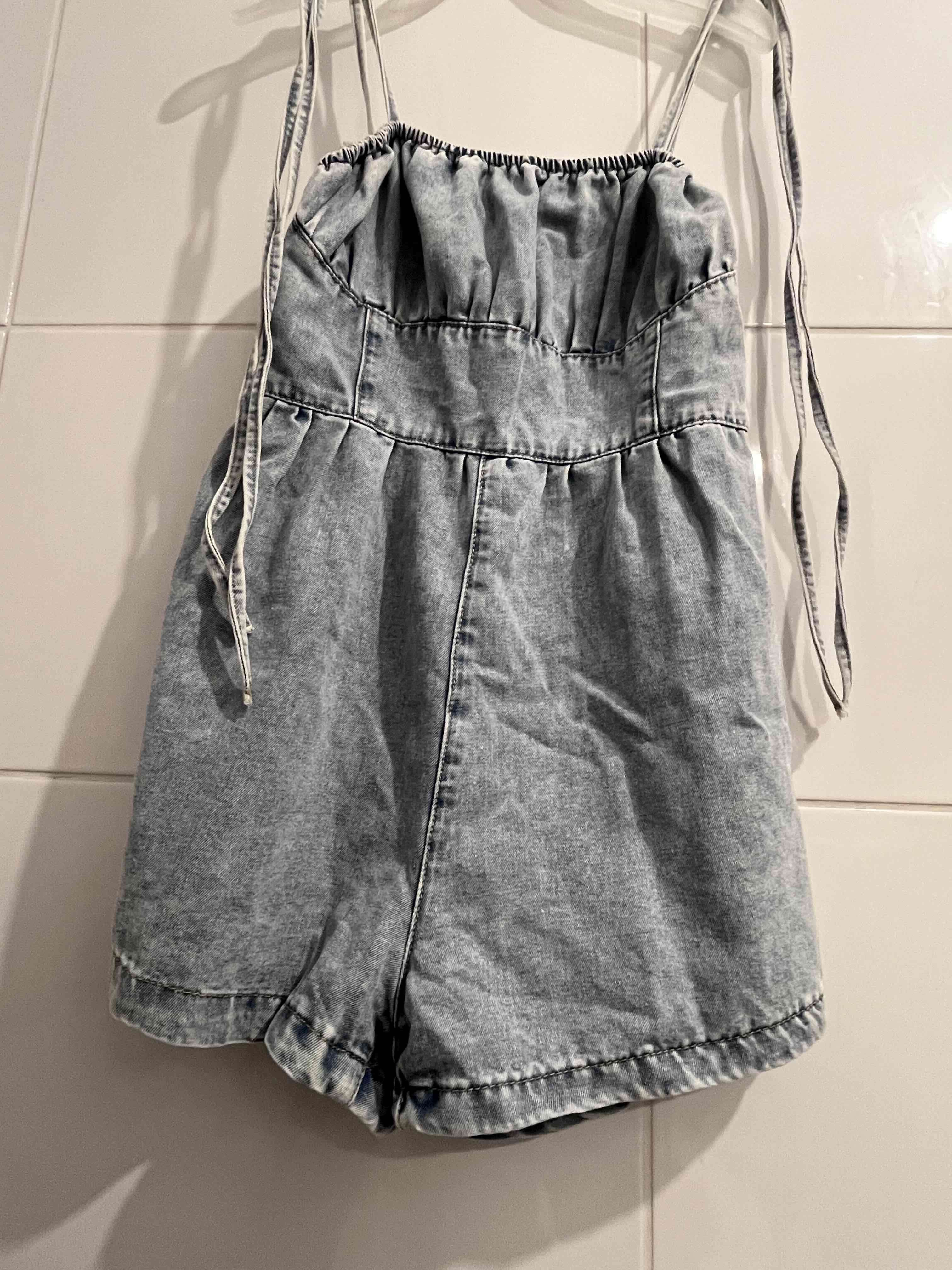 Vestido de mezclilla con tirantes - miniatura 5