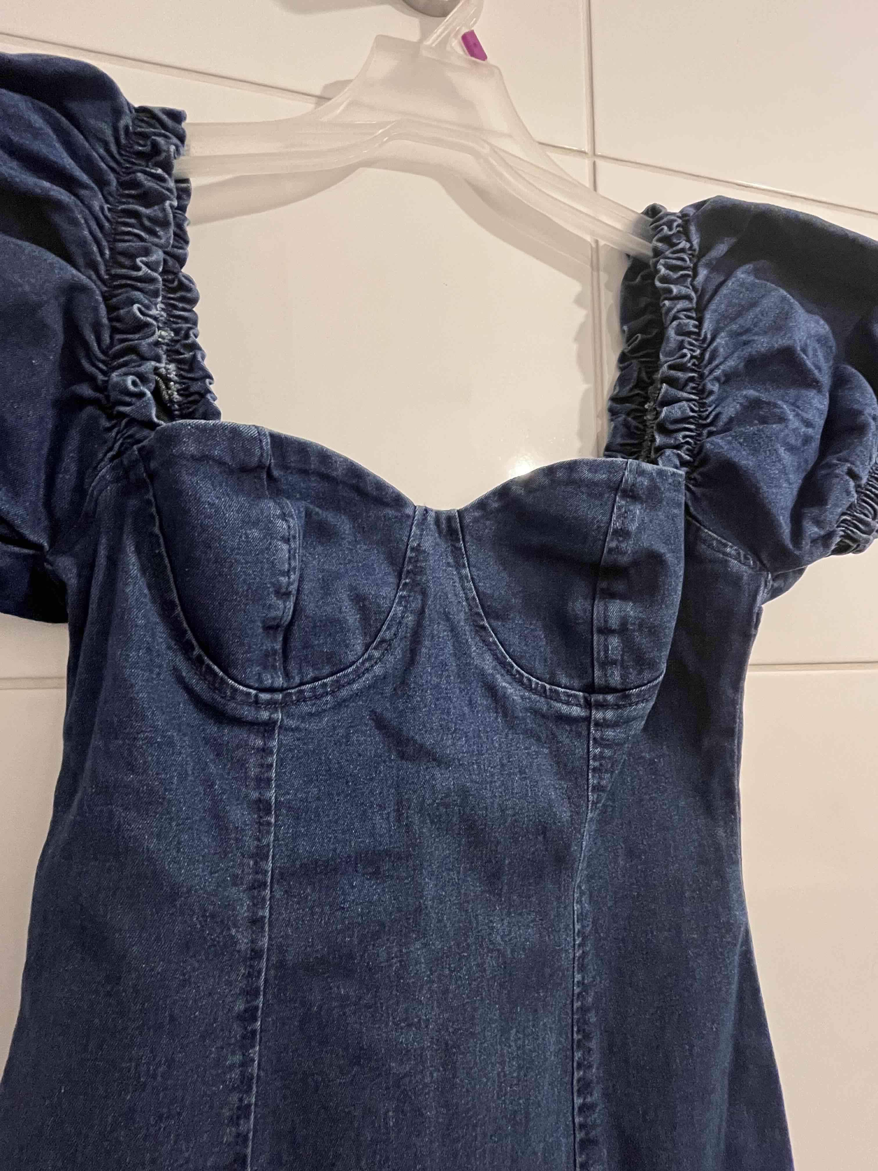 Vestido de mezclilla con mangas abullonadas - miniatura 2